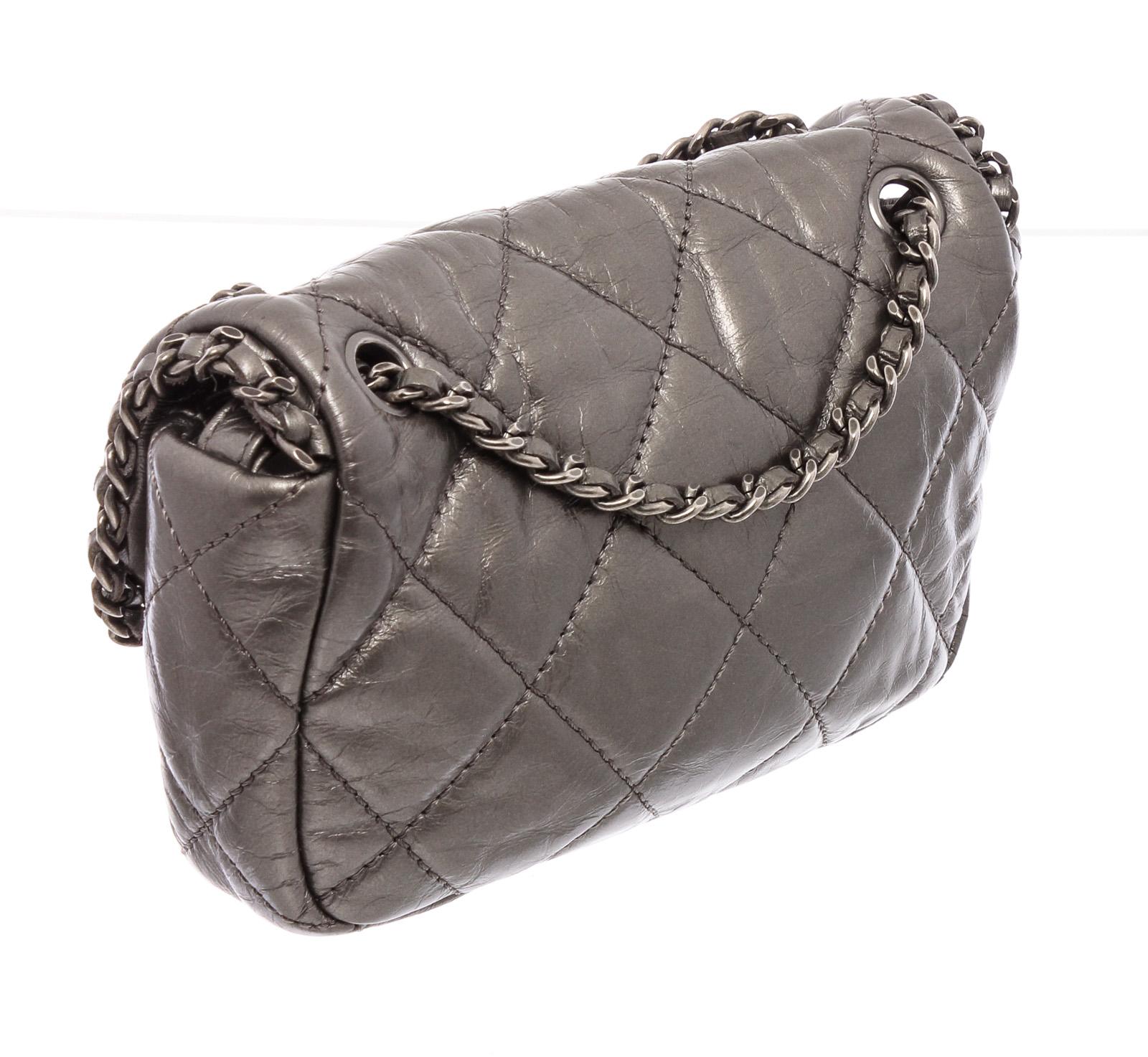 Chanel Grau Gestepptes Leder Mini Chain Me Flap Tasche im Zustand „Gut“ in Irvine, CA