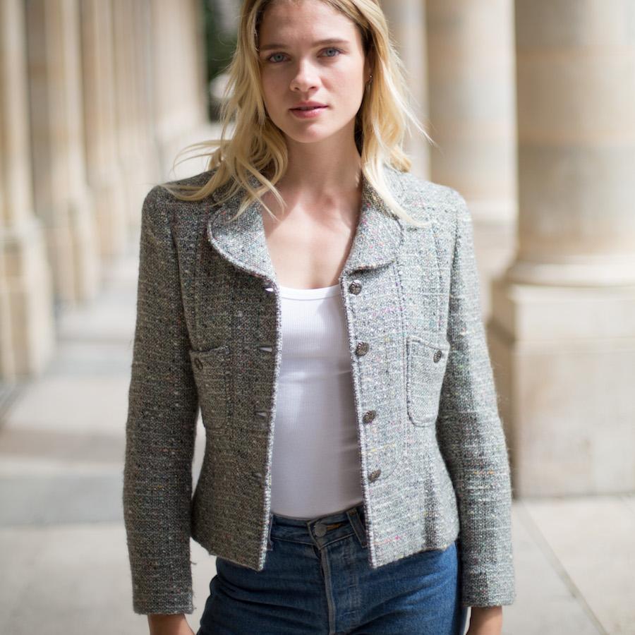 Elegant short jacket, in gray tweed with white, pink, blue and yellow background and silver threads. Closing with three metal buttons with the logo 