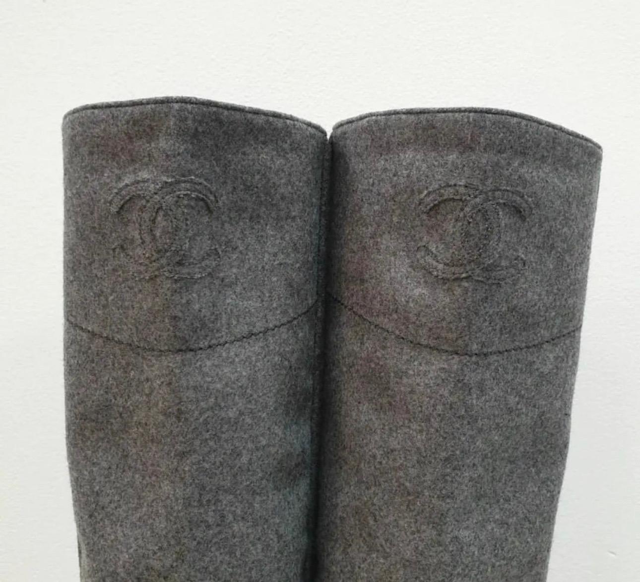 Gray knit riding boots with embroidered CC logo detail. Do not come with dust bag or box

Size: 39

Very good condition. No box. No dust bag.