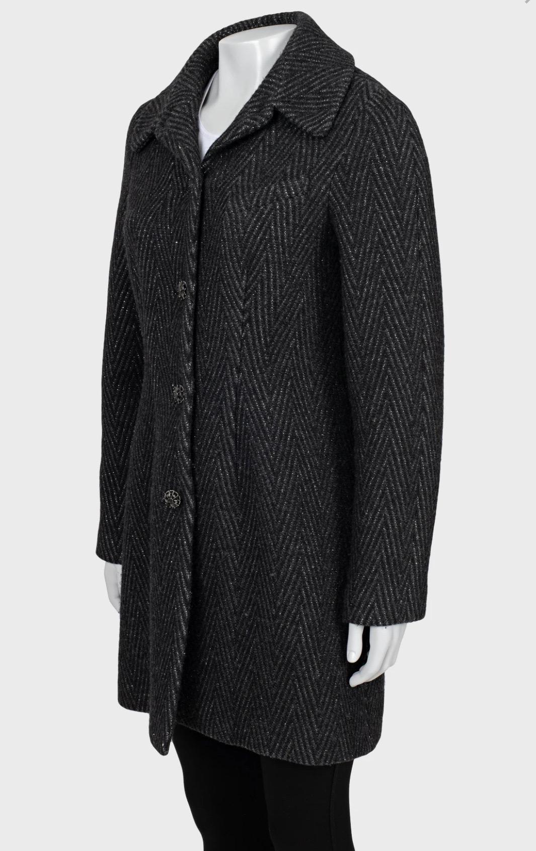 Cappotto Chanel Colore grigio, nero e argento con motivo chevron e superba forma a stella 
Bottoni Chanel ricoperti di smalto nero e logo Chanel al centro. 
Composizione: 95% lana 5% poliammide-nylon fodera: 100% seta 
Taglia 36

Ottime condizioni.
