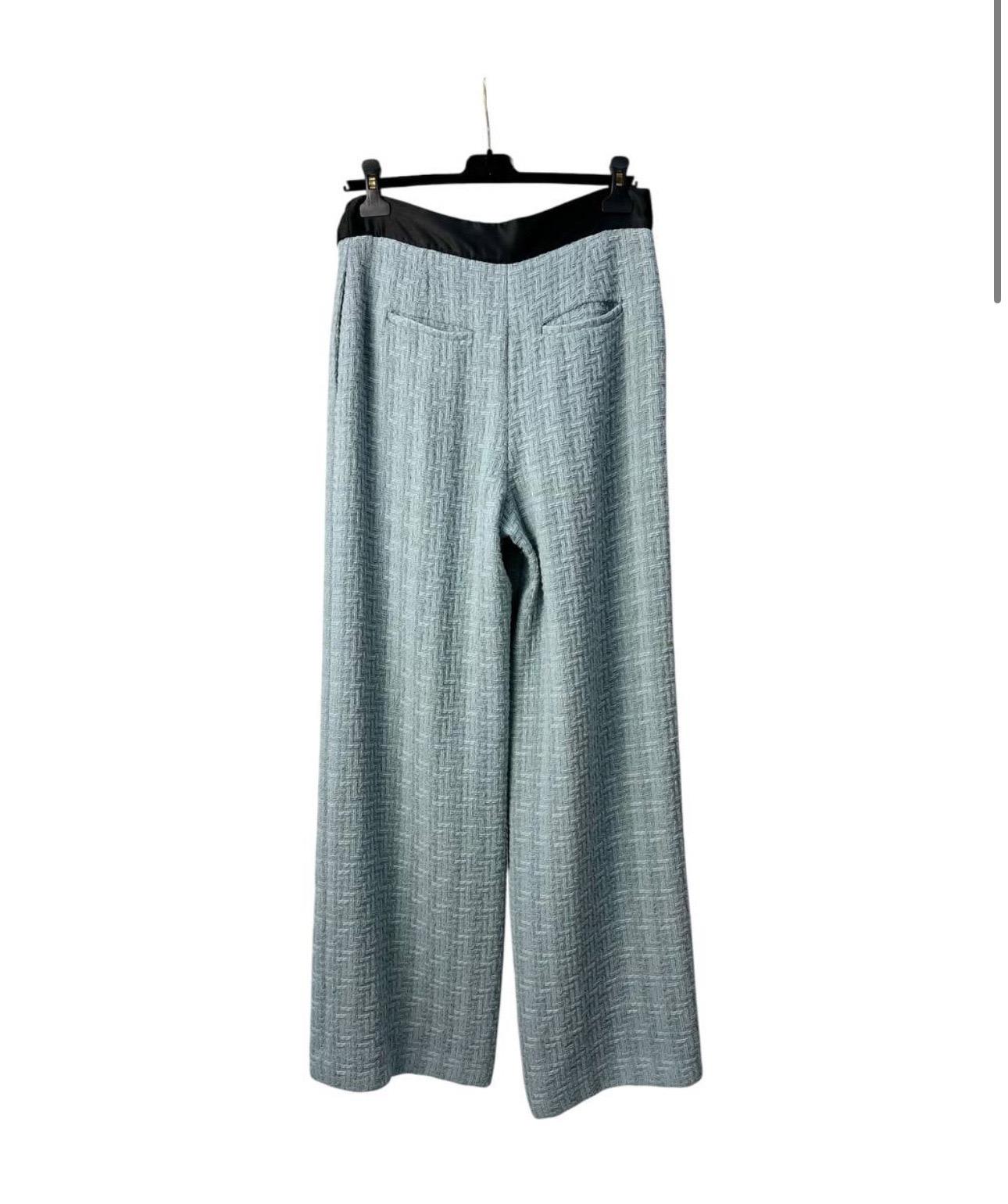¡Eleva tu vestuario con estos impresionantes vaqueros de pierna ancha de lana gris Chanel! 
Confeccionados en lujosa lana, estos pantalones ofrecen comodidad y estilo. 
El diseño de pernera ancha crea una silueta favorecedora, perfecta para