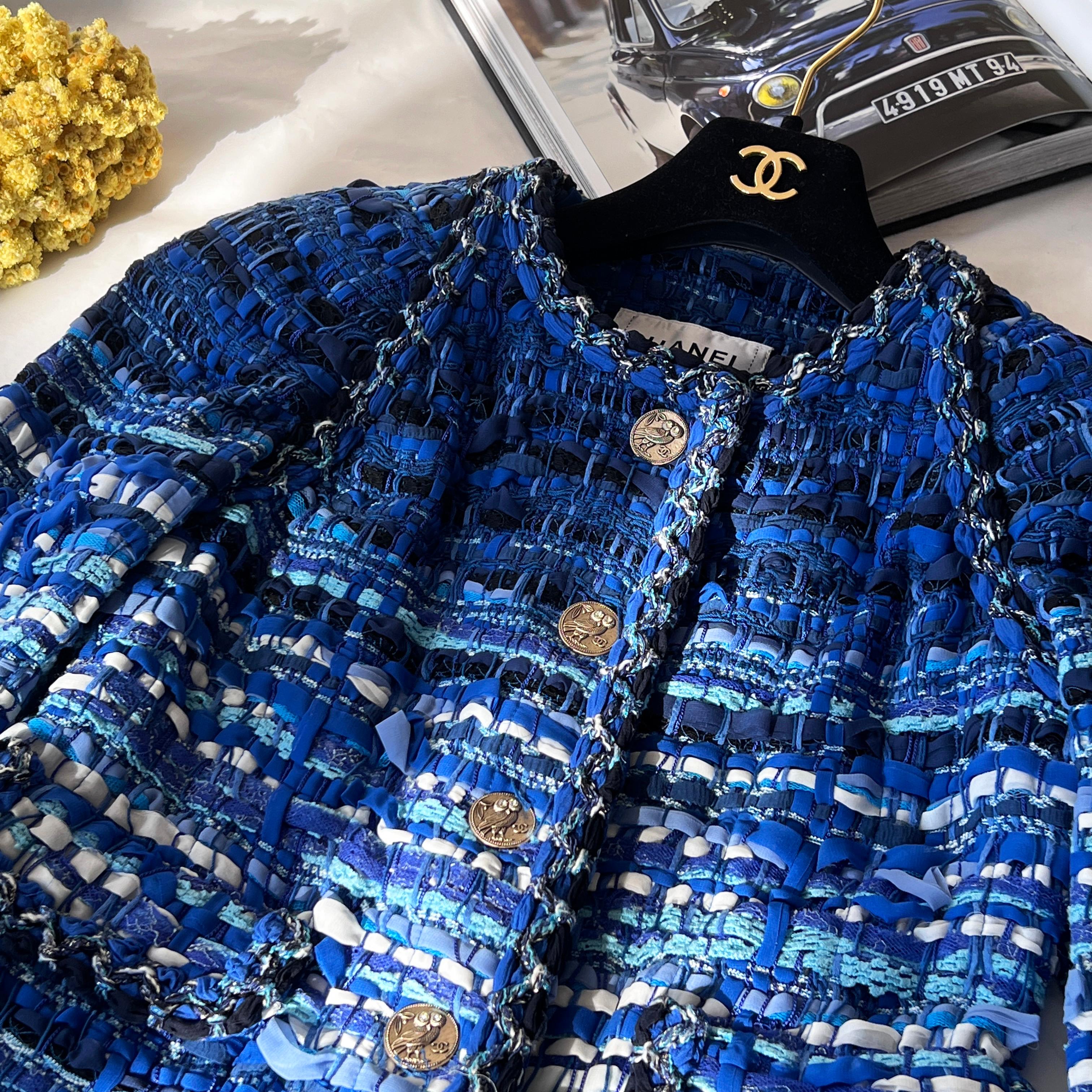 Fabulous Chanel royal blue ribbon tweed jacket from 2018 Cruise Paris / Greece Collection, Modernity of the Antiquity, 18C
Retail price over 12,000€, today's boutique price for ribbon tweed jacket starts at 18,000€
Size mark 38 FR, condition is