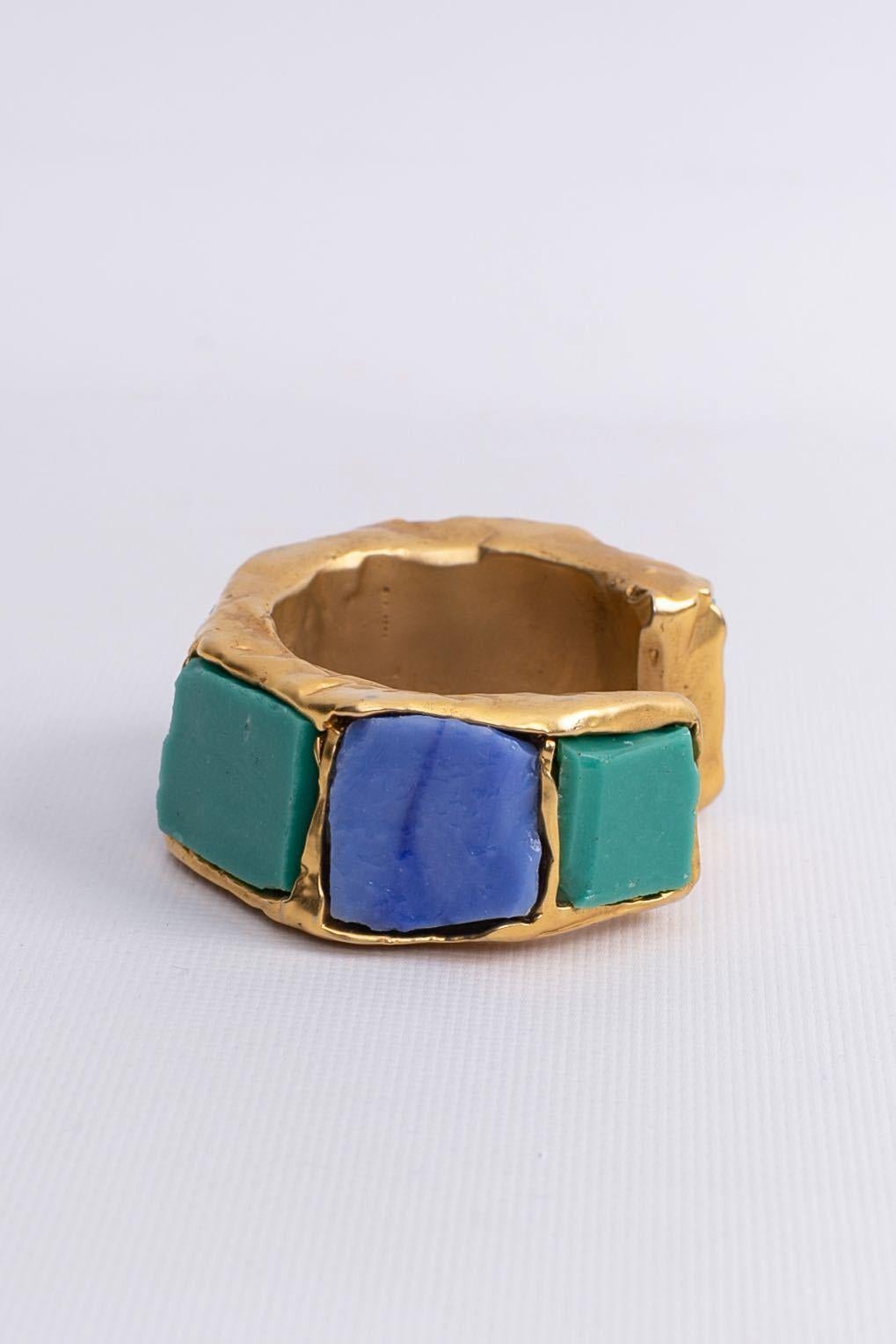 Chanel (Made in France) Gilded metal bracelet paved with glass paste cabochons.

Additional information:

Dimensions: 
Circumference: 13 cm (5.11