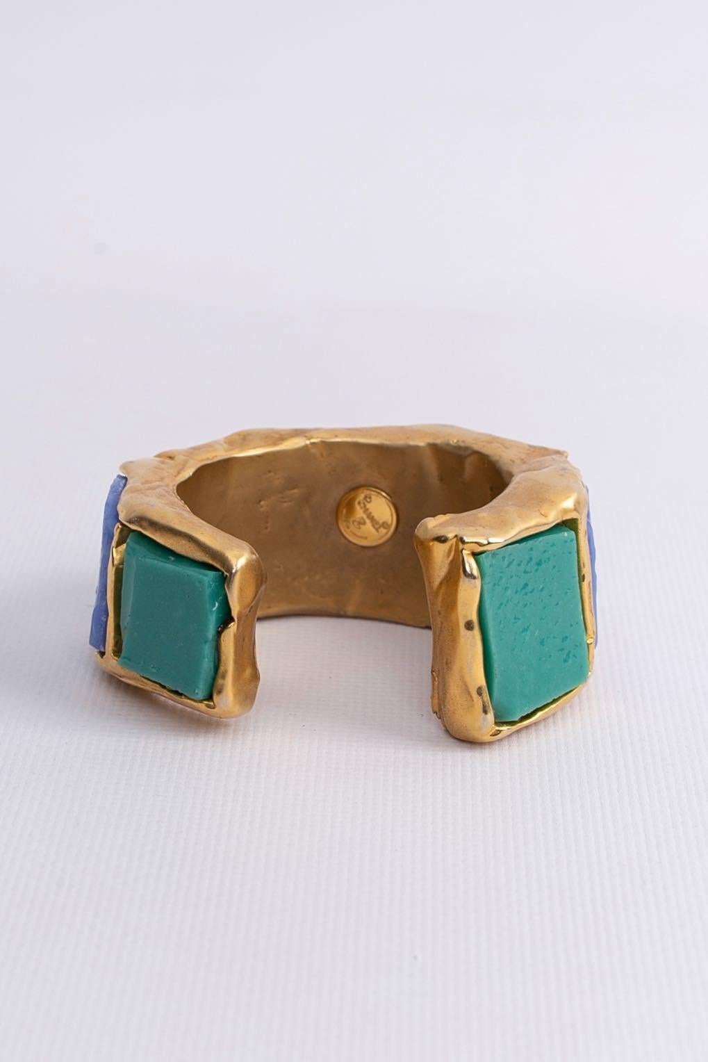 Chanel Armband aus vergoldetem Metall in Grün und Blau im Zustand „Gut“ im Angebot in SAINT-OUEN-SUR-SEINE, FR