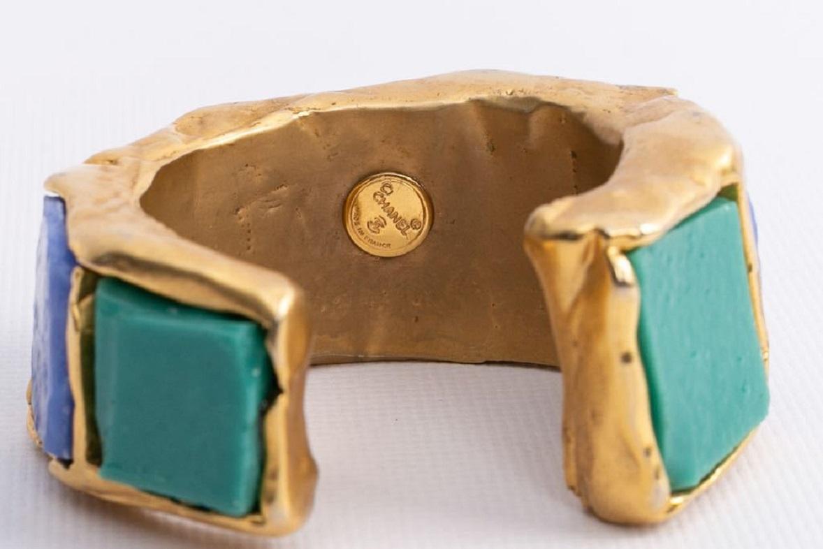Chanel Armband aus vergoldetem Metall in Grün und Blau im Angebot 1