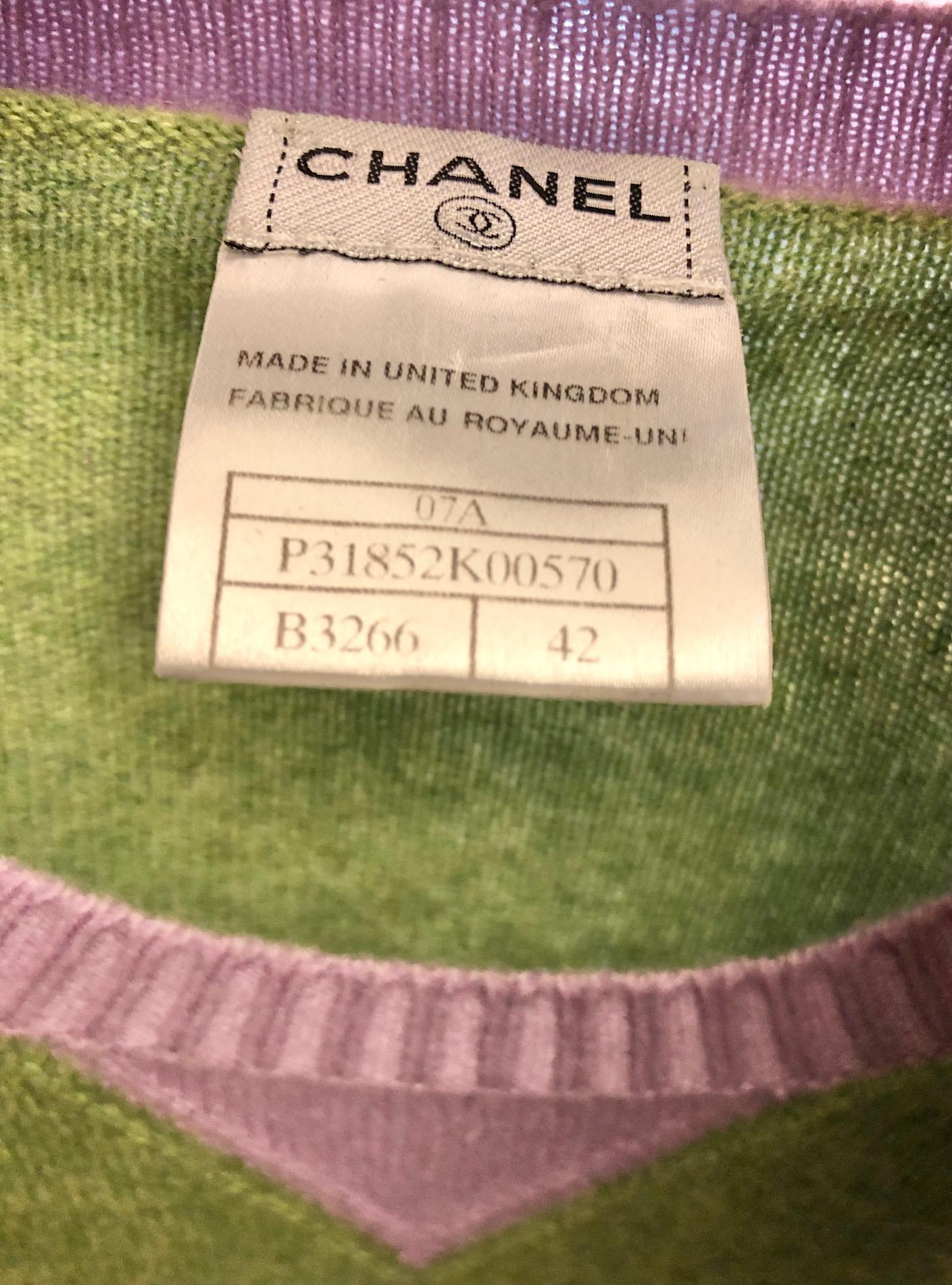 Chanel Kaschmirpullover in Grün und Lila  Damen im Angebot