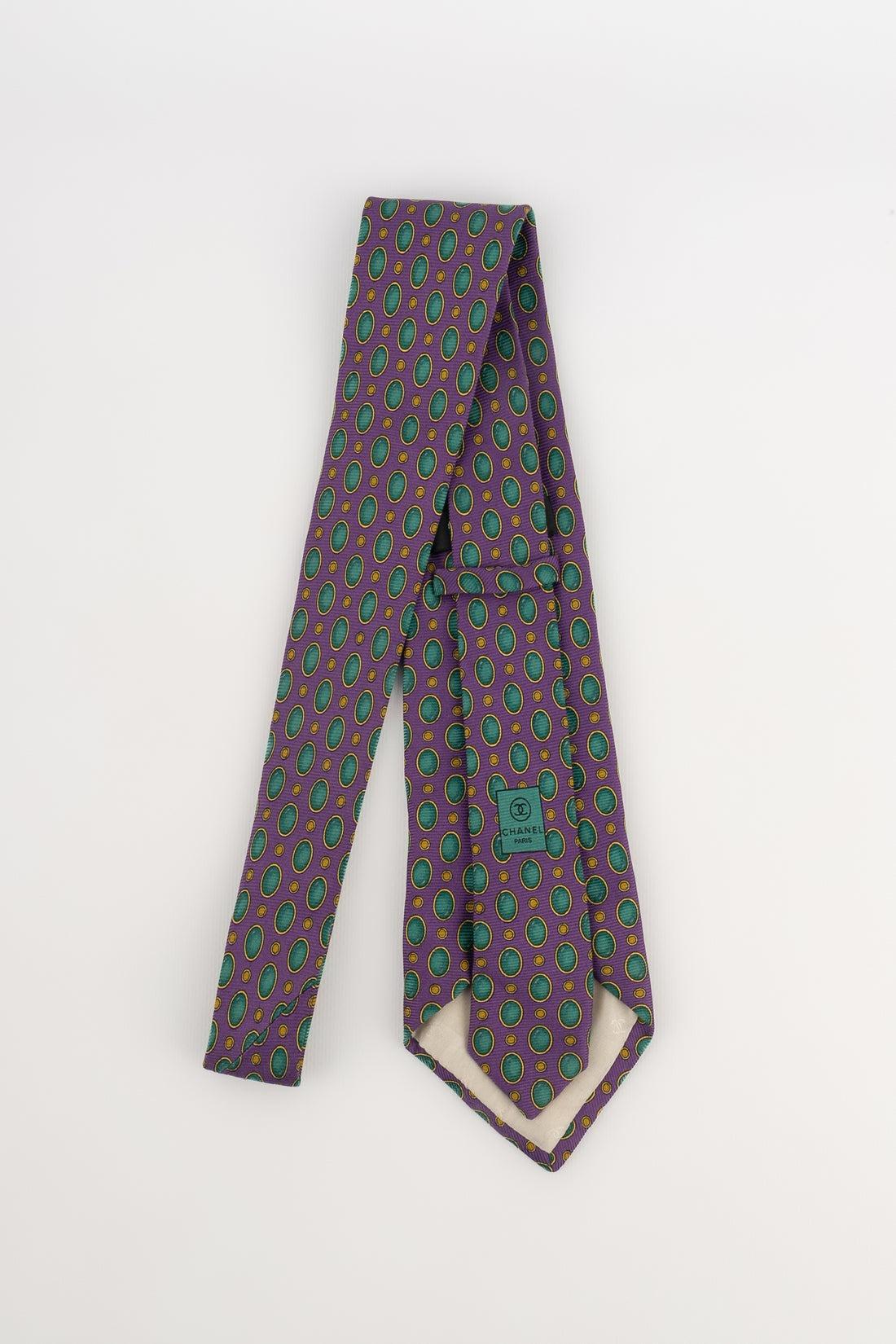 CHANEL - (Made in Italy) Green and purple silk tie.

Additional information:
Condition: Very good condition
Dimensions: Width: 9 cm

SKU:ACC125