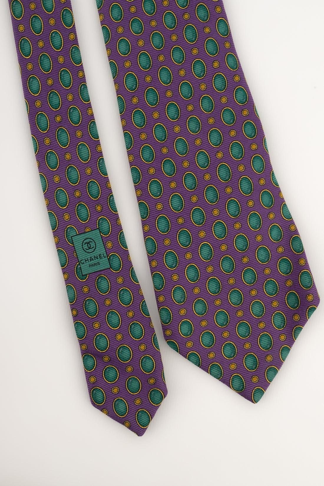 Chanel Green and Purple Silk Tie In Excellent Condition For Sale In SAINT-OUEN-SUR-SEINE, FR