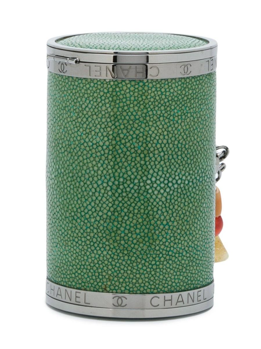  This unique green stingray barrel clutch from Chanel is expertly crafted in France. It features a top clasp fastening, an internal mirror, an embossed logo, an eye-catching and colourful beaded hand strap, and the iconic interlocking CCs embossed