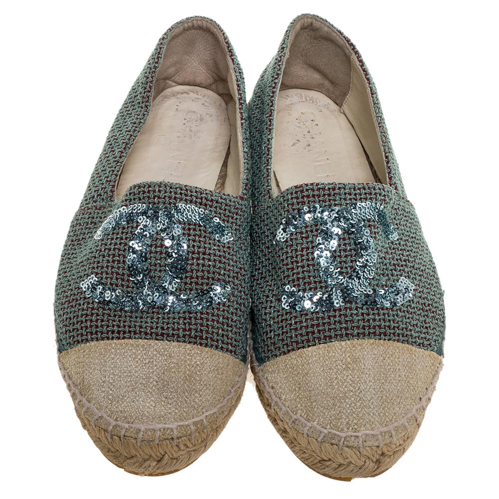 Add a dose of fun and drama to your looks with these espadrille flats from the house of Chanel. It features a green canvas body with beige cap toes and a sequined CC logo on the vamps. Style with summer dresses or boyfriend jeans, this pair is sure