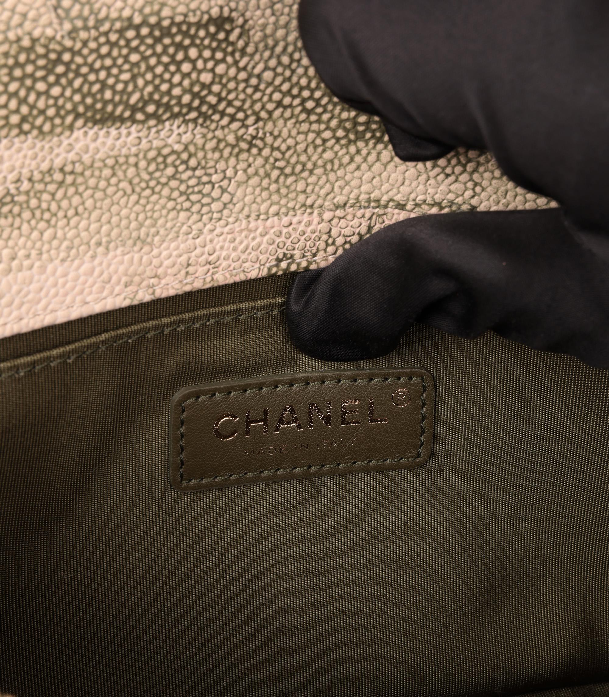 Chanel Grün & Beige bemalte gesteppte Kaviarleder Cuba Medium Le Boy Tasche aus Leder Cuba Medium im Angebot 4