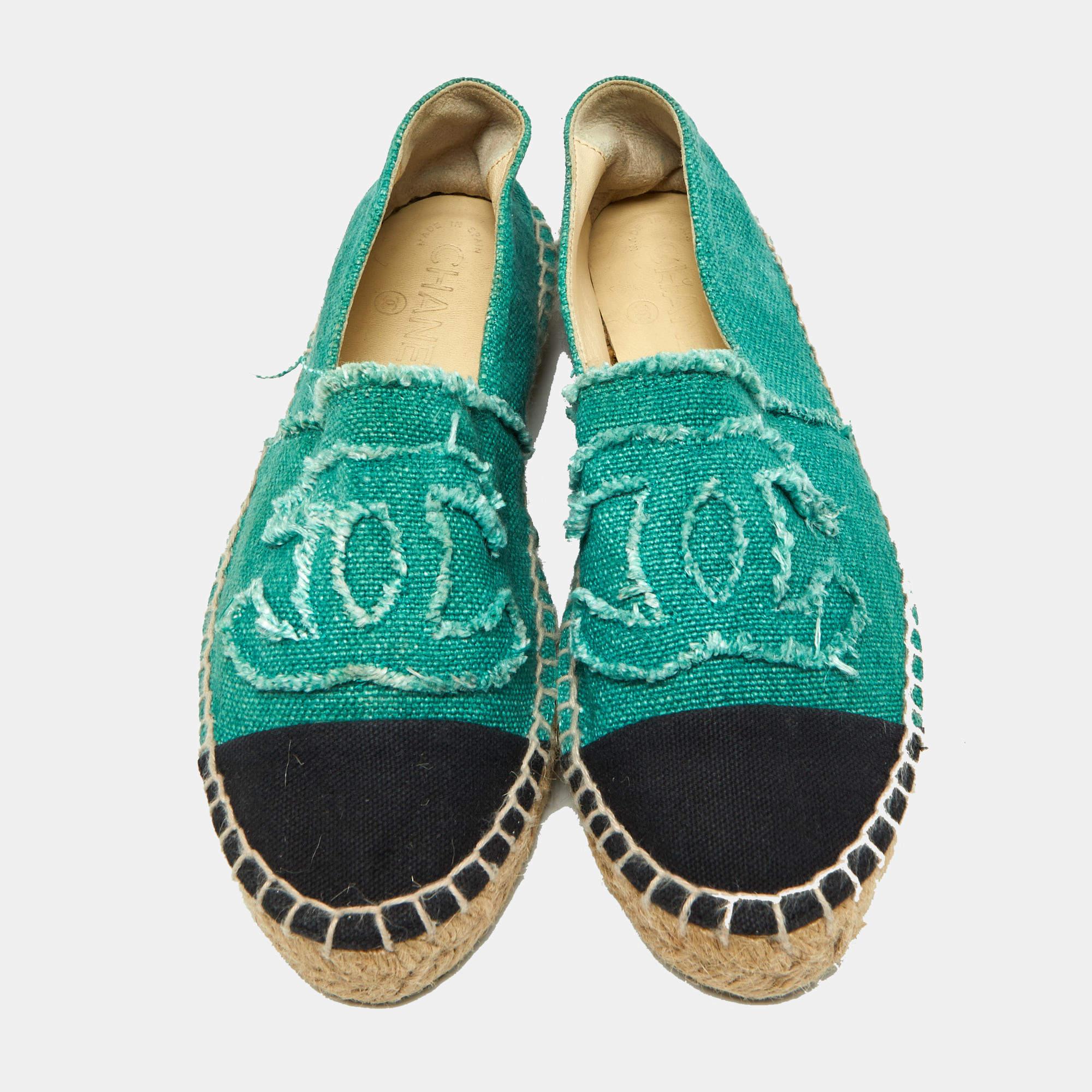 To perfectly complement your attires, Chanel brings you this pair of espadrilles that speak nothing but style. They have been crafted from green & black canvas and styled with cap toes and the iconic CC logo detailing on the vamps. They are endowed