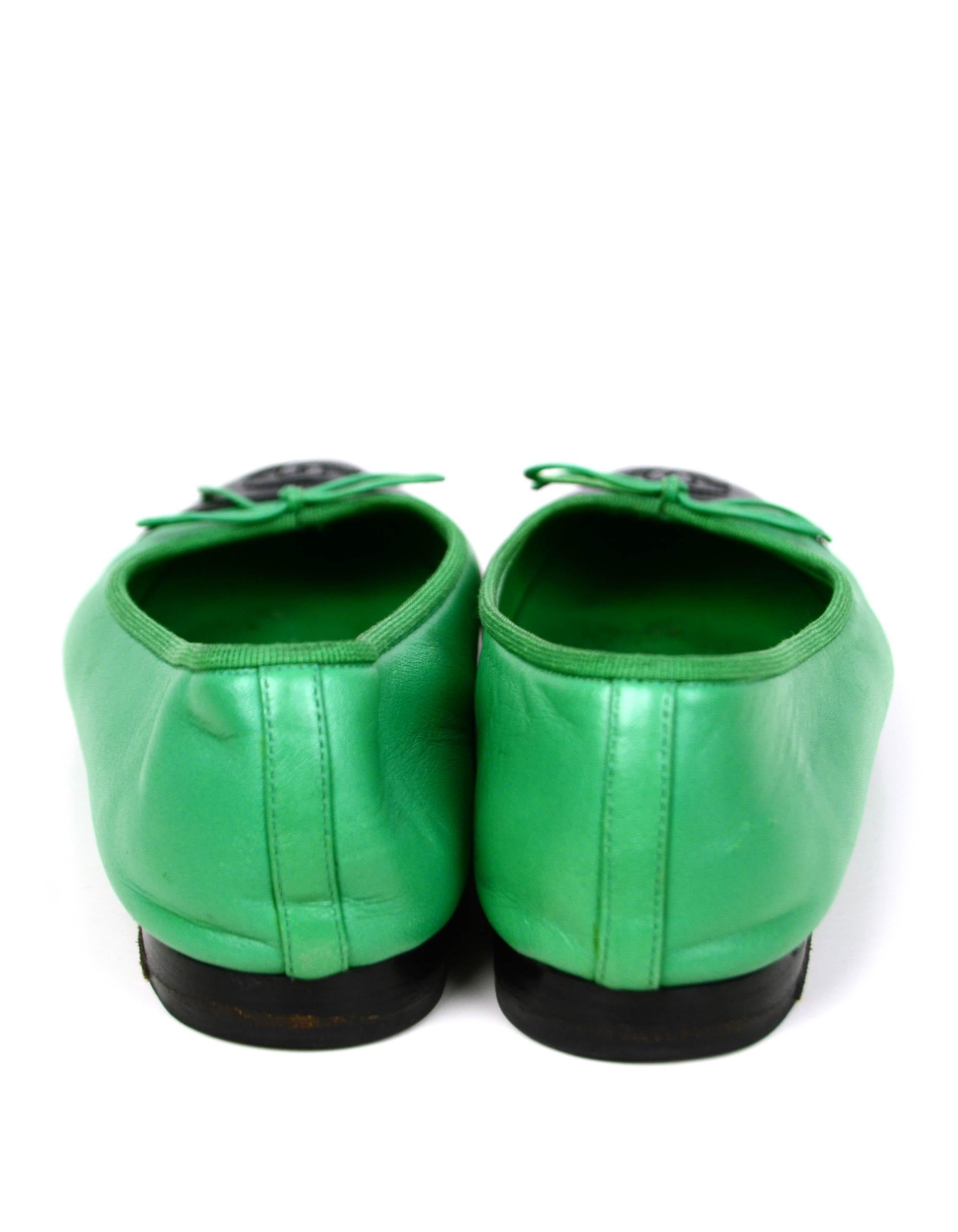 Chanel Green & Black Lambskin Cap Toe CC Ballerina Flats sz 39 In Excellent Condition In New York, NY