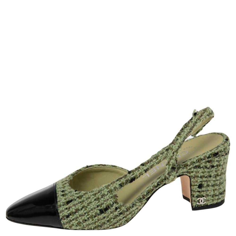 Tus elegantes pies se merecen lo mejor y qué mejor que estas sandalias de Chanel. Estas regias sandalias están confeccionadas en tweed y llevan puntera de charol. Lucen slingbacks, cómodas plantillas y tacones en bloque. Están acabados con herrajes