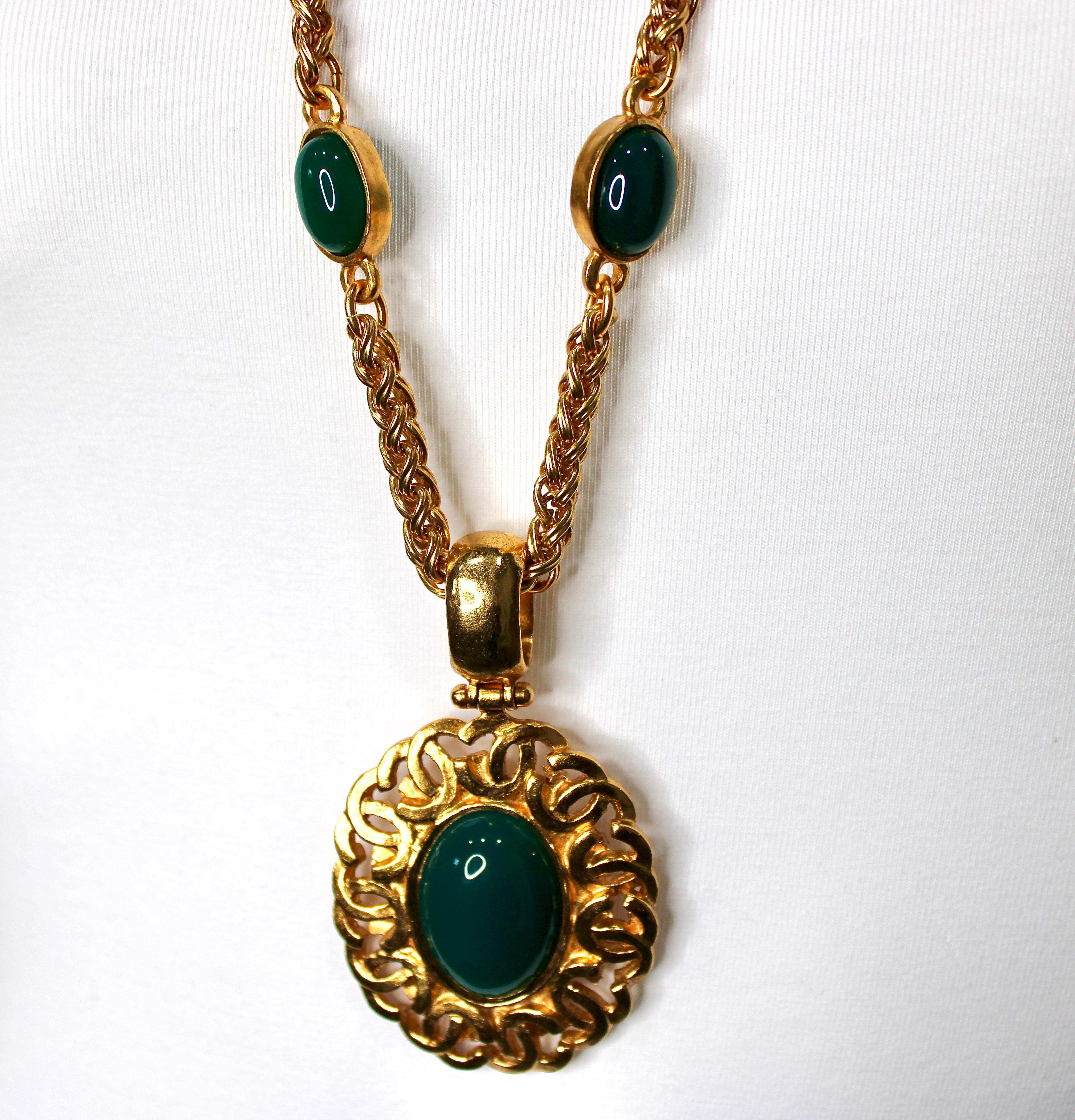 Collier à pendentif CC en cabochon vert de Chanel circa 1996 Bon état - En vente à Scottsdale, AZ