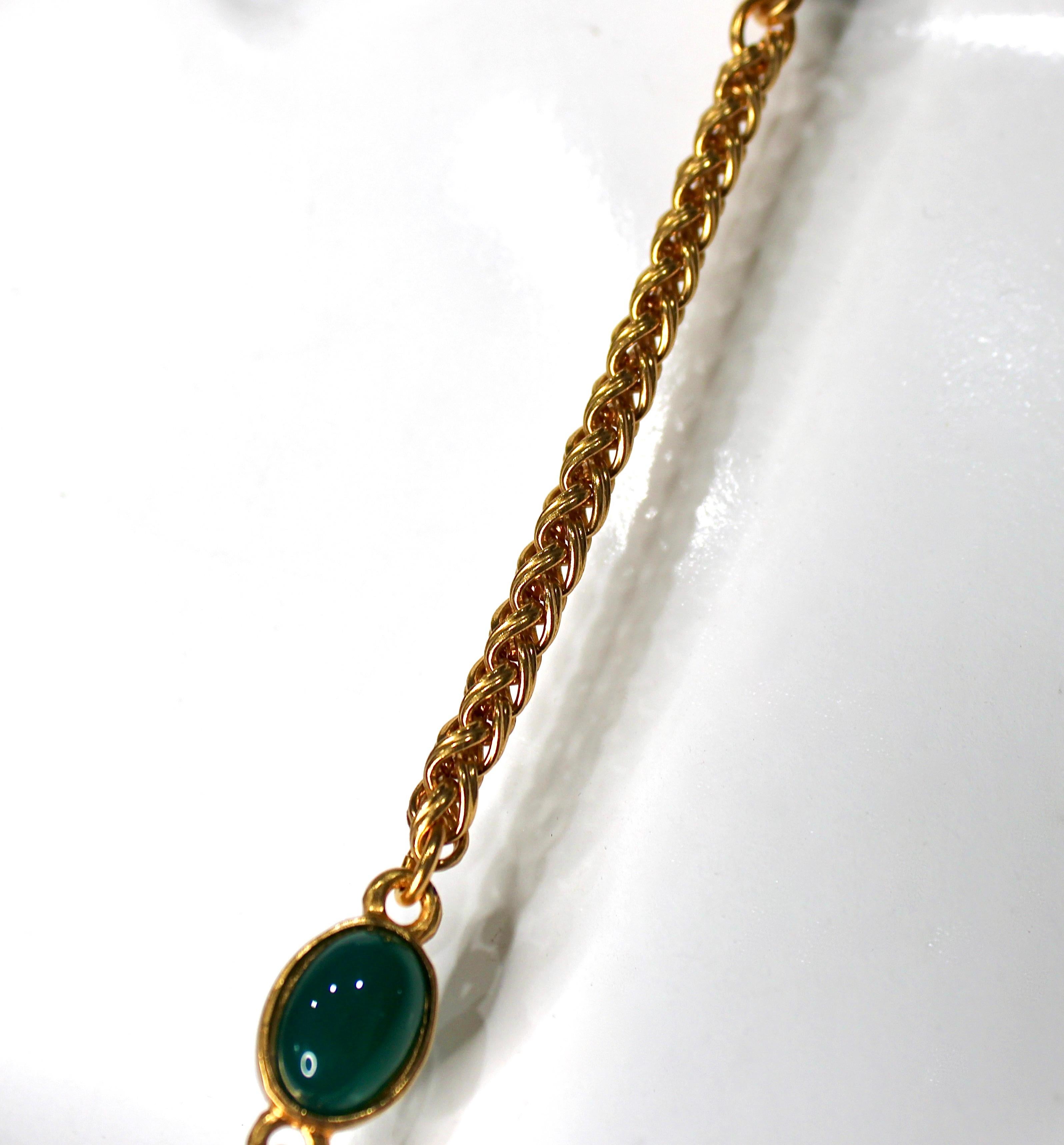 Collier à pendentif CC en cabochon vert de Chanel circa 1996 Pour femmes en vente