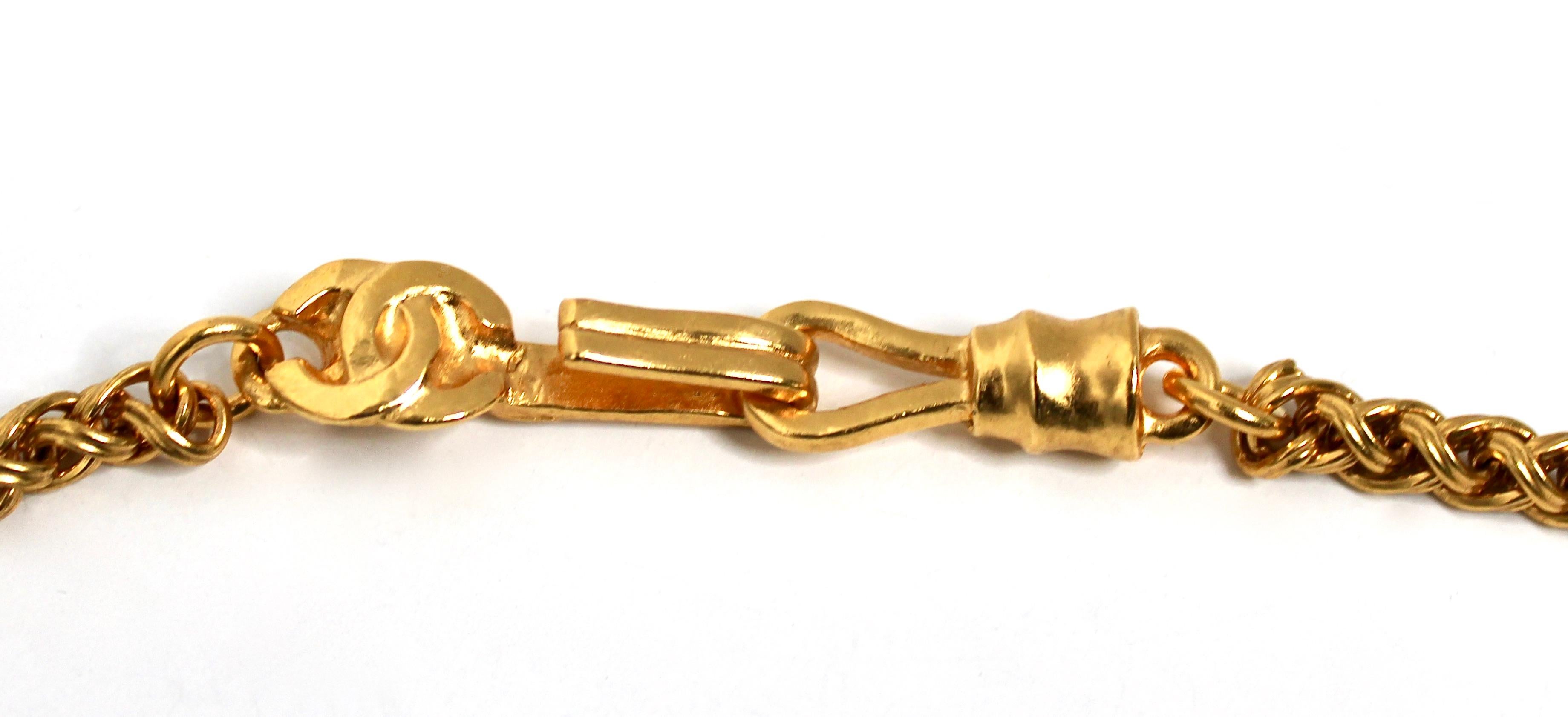 Collier à pendentif CC en cabochon vert de Chanel circa 1996 en vente 1