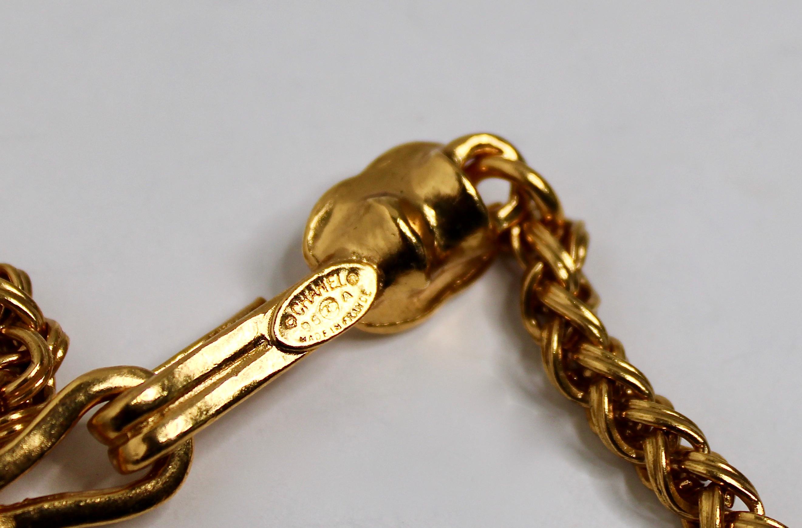 Collier à pendentif CC en cabochon vert de Chanel circa 1996 en vente 2