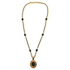 Collier à pendentif CC en cabochon vert de Chanel circa 1996