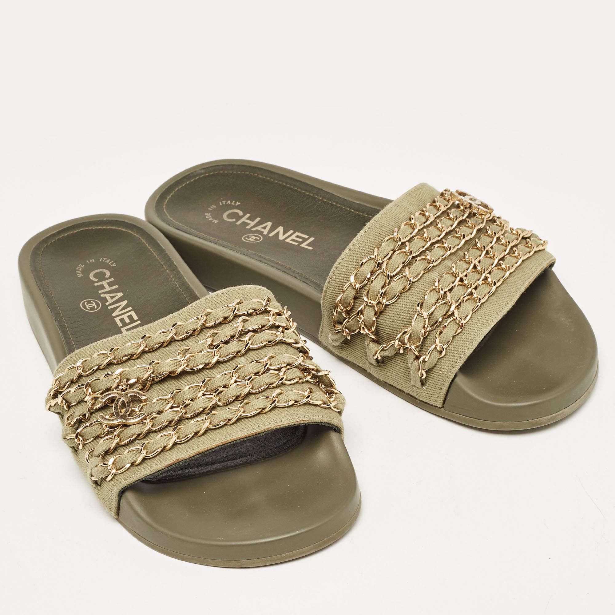 Chanel Green Canvas CC Chain Embellished Flat Slides Size 37 In Excellent Condition In Dubai, Al Qouz 2