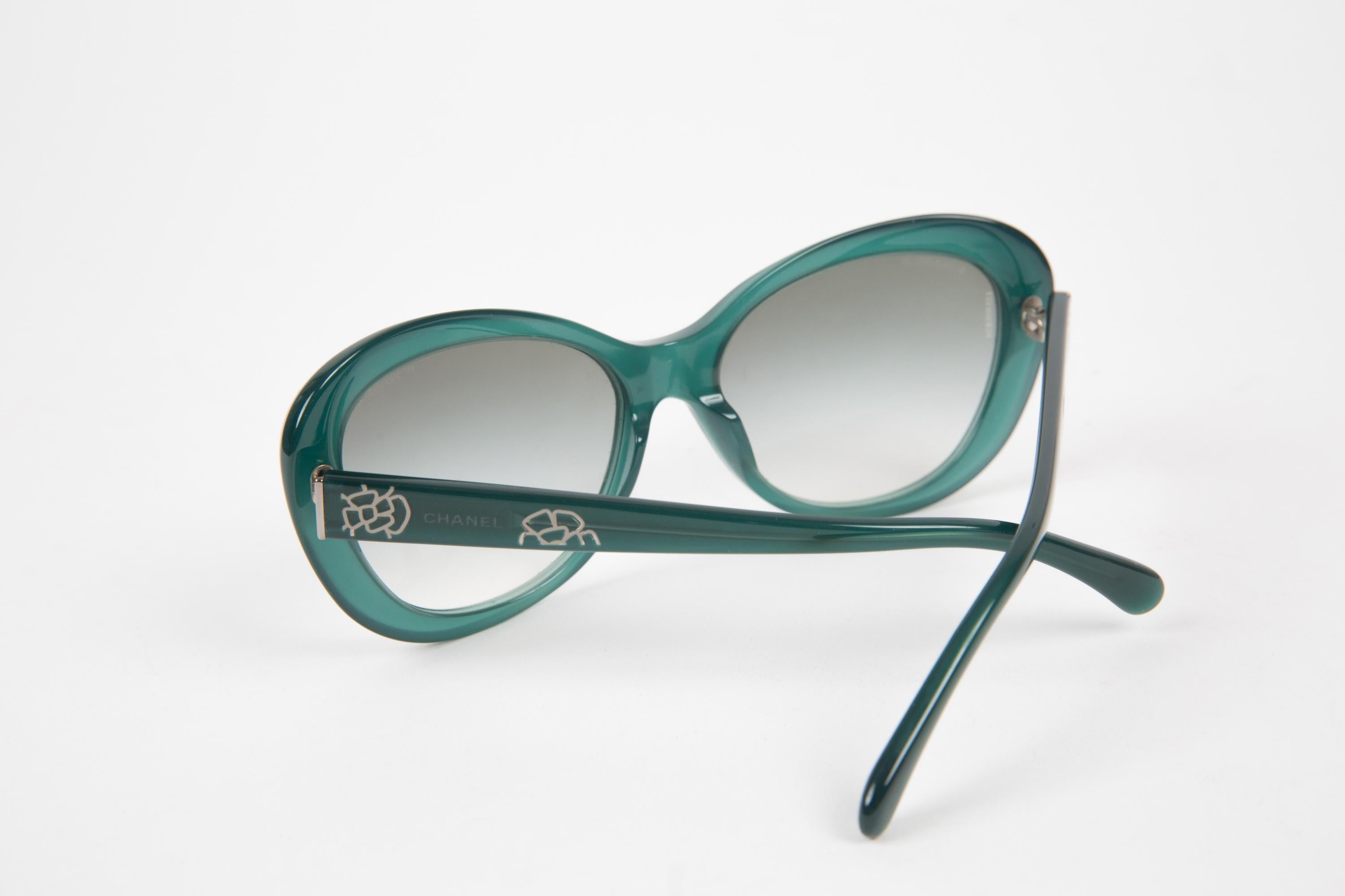 Chanel Green Cat Eye Acetate Sunglasses In Good Condition In Paris, FR