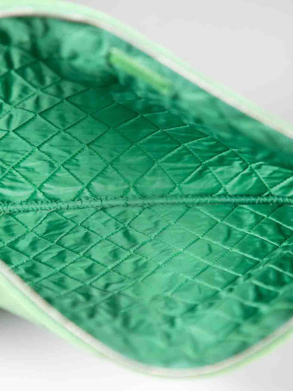 Chanel pochette O-Case matelassée en cuir texturé vert en vente 1
