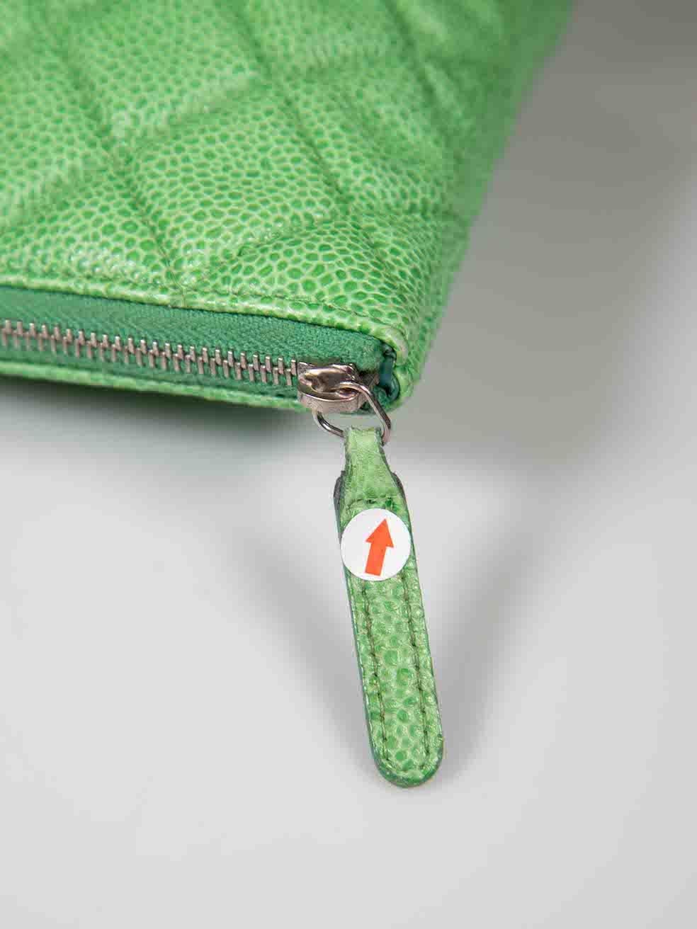 Chanel pochette O-Case matelassée en cuir texturé vert en vente 4