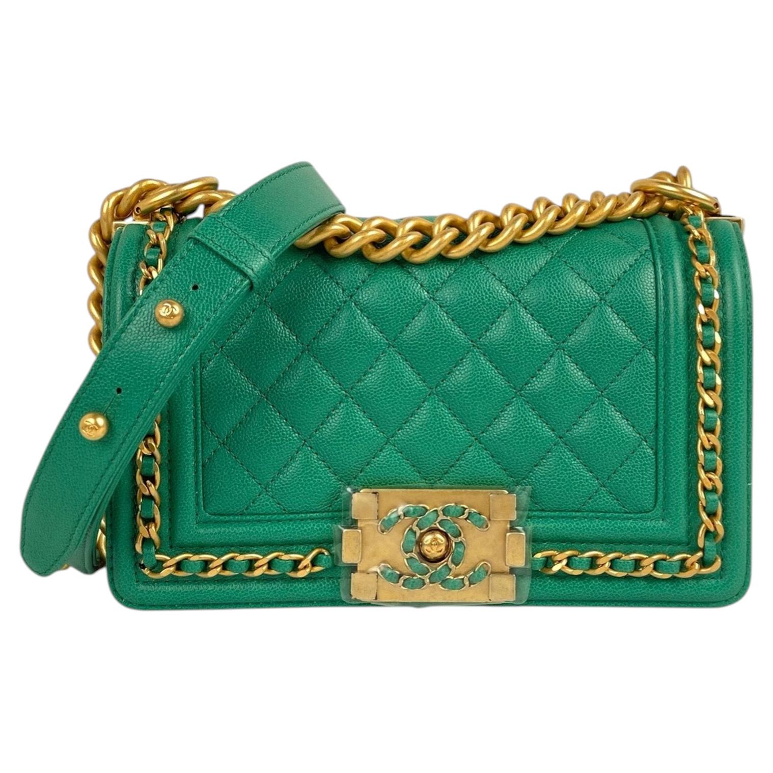 Chanel Bolso pequeño acolchado con cadena en piel de caviar verde