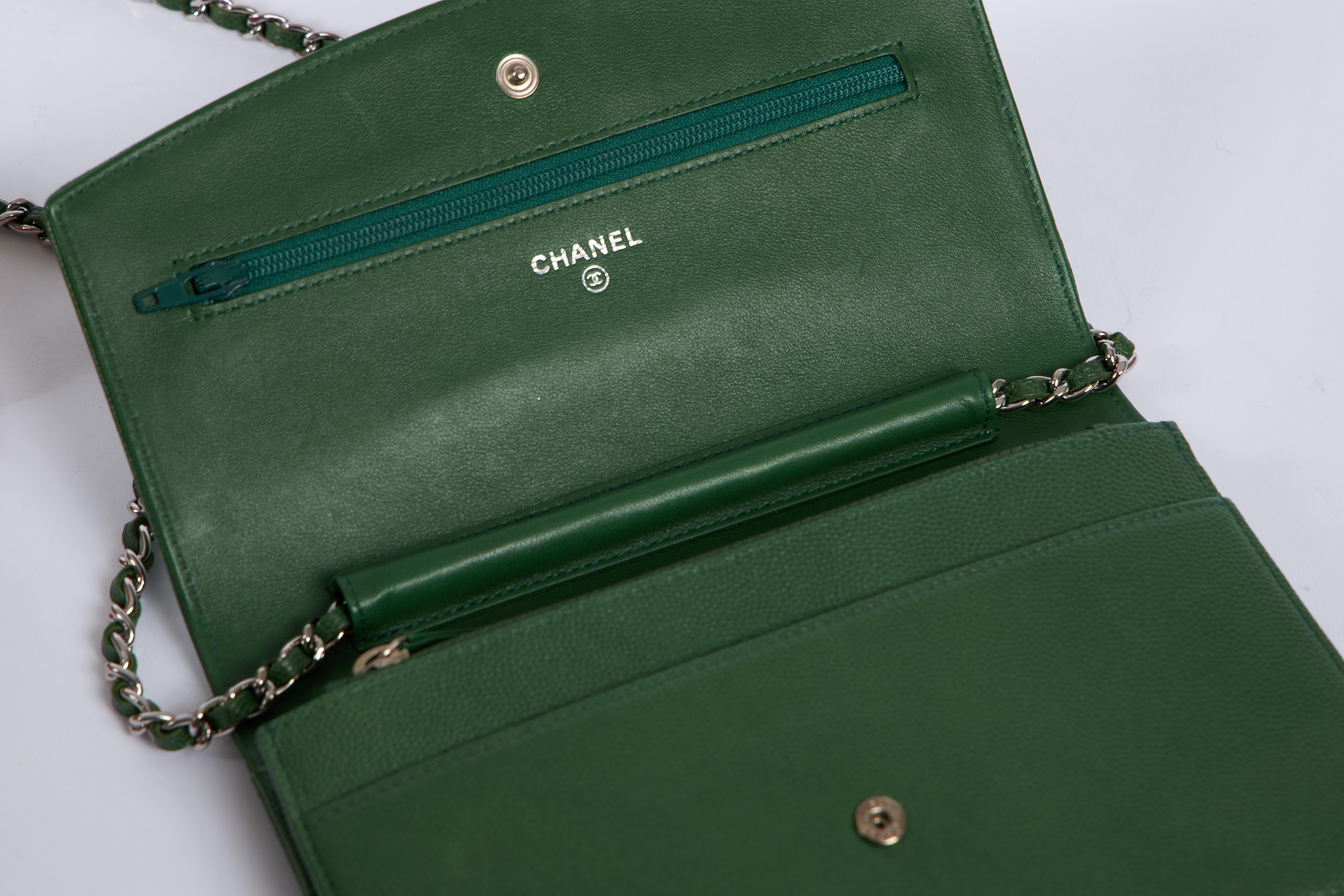 Chanel Green Caviar Wallet on a Chain  Crossbody Bag In Good Condition In West Hollywood, CA