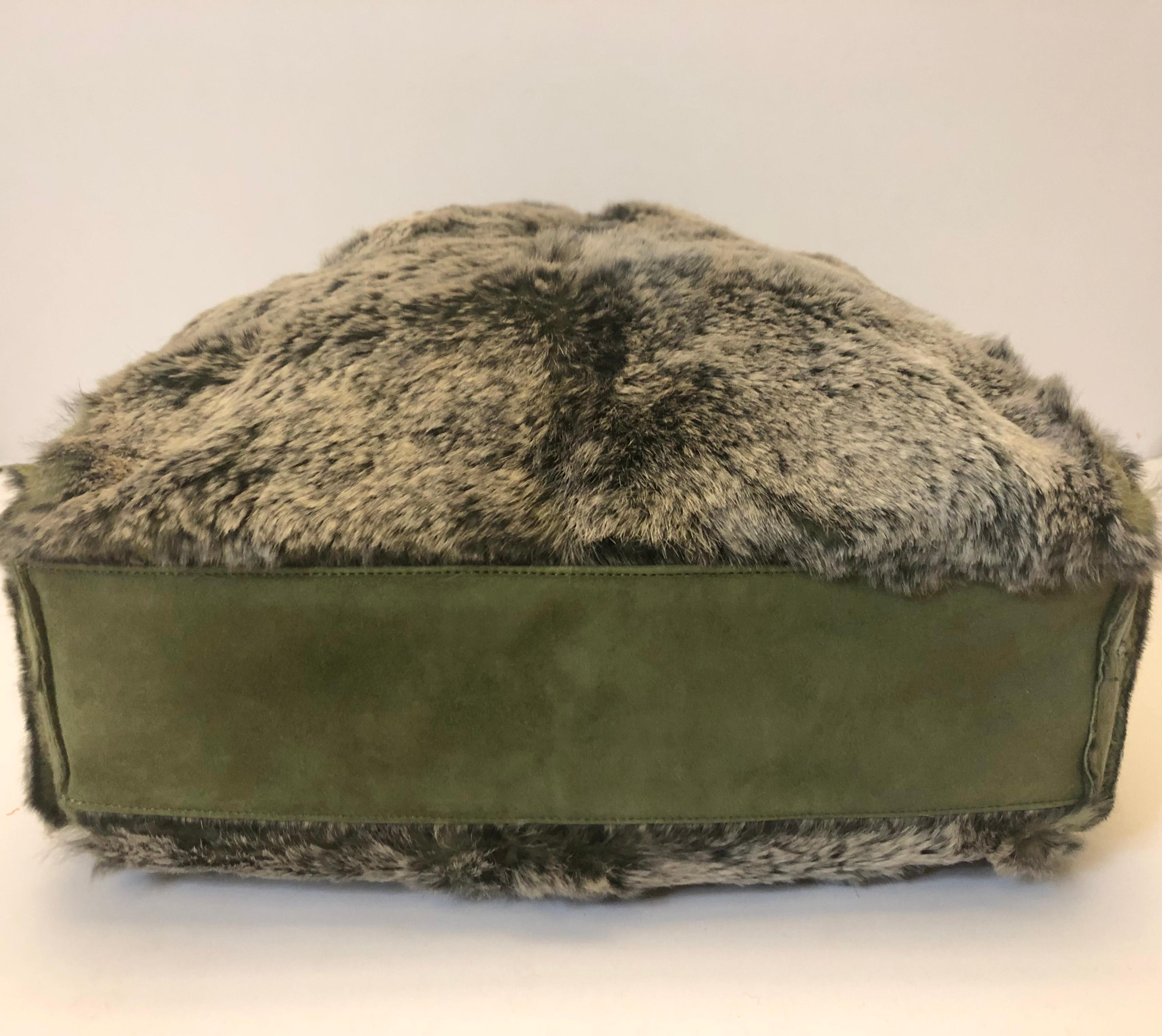 Women's or Men's Chanel green “CC” fur and suede tote bag For Sale