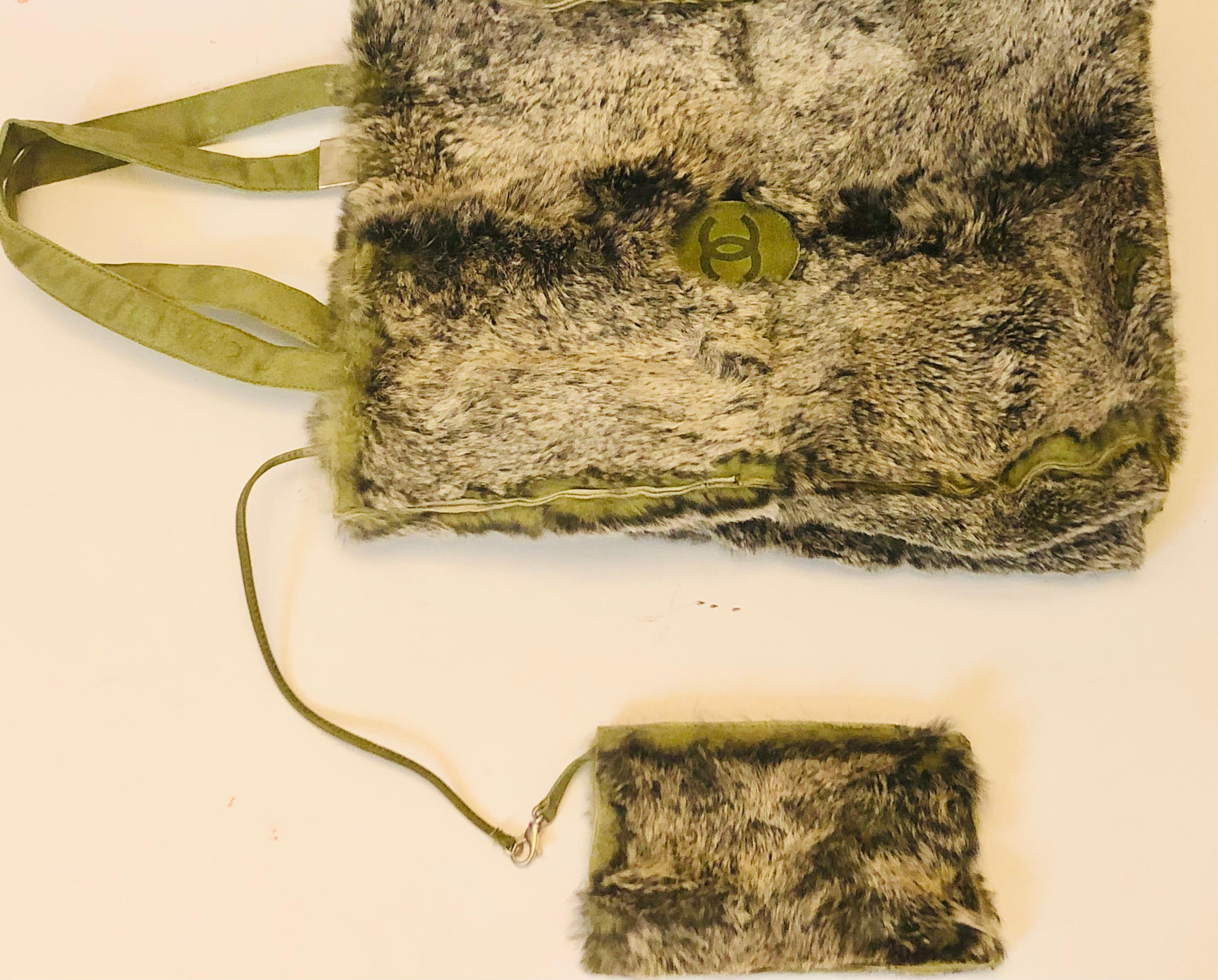 Chanel green “CC” fur and suede tote bag For Sale 3