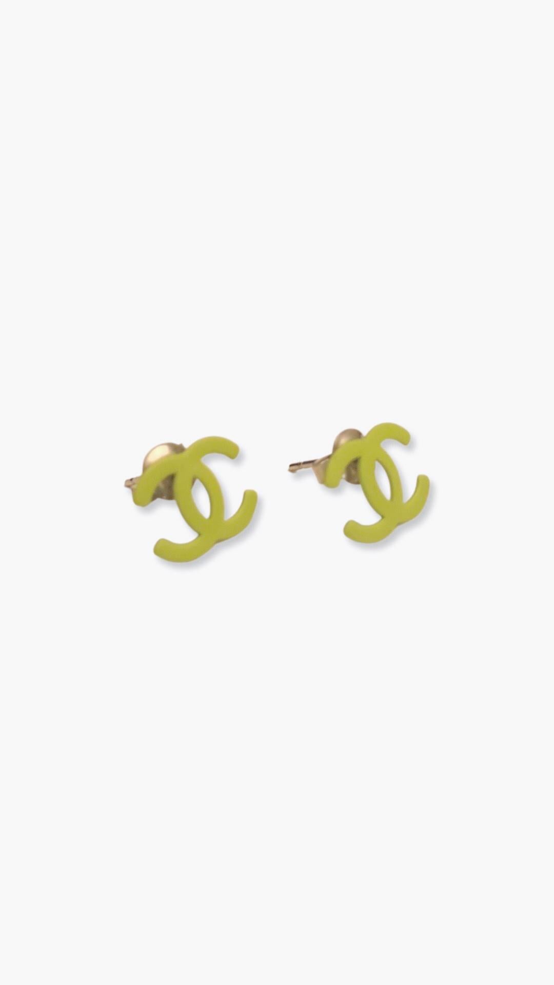 Chanel Green CC Logo Metal Stud Earrings  In Good Condition For Sale In Sheung Wan, HK
