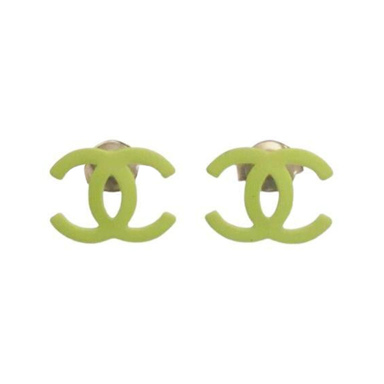 Chanel Pendientes de metal con logo CC verde en venta