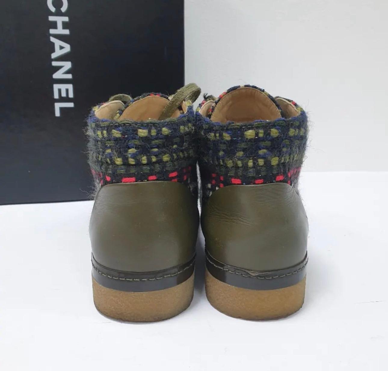 Chanel Green CC Logo Tweed Leather Ankle Boots In Good Condition For Sale In Krakow, PL
