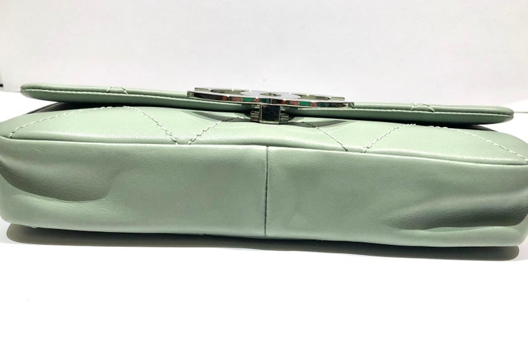 Women's or Men's Chanel Green “CC” Silver hardware Stitching Shoulder Bag For Sale