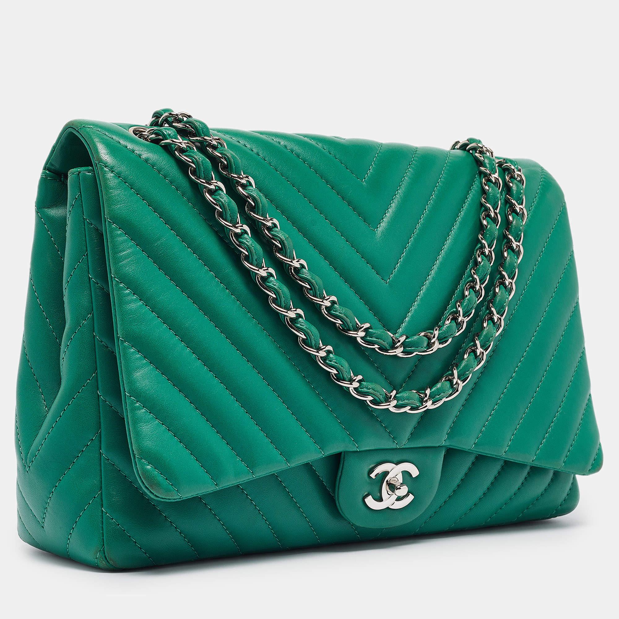 Chanel Green Chevron Leather Maxi Classic Single Flap Bag In Good Condition For Sale In Dubai, Al Qouz 2