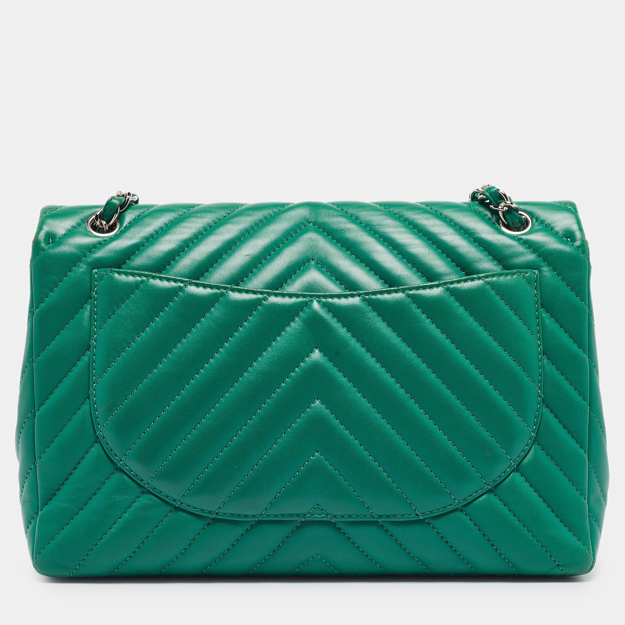 Women's Chanel Green Chevron Leather Maxi Classic Single Flap Bag For Sale