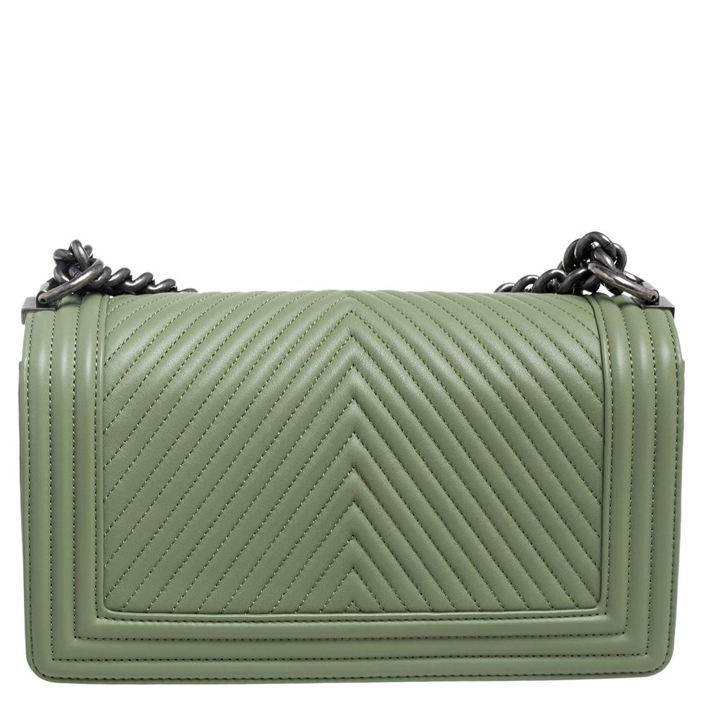 Every Chanel creation deserves to be etched with honor in the history of fashion as they carry irreplaceable style. Like this stunner of a Boy Flap that has been exquisitely crafted from chevron leather. It does not only bring a green shade but also