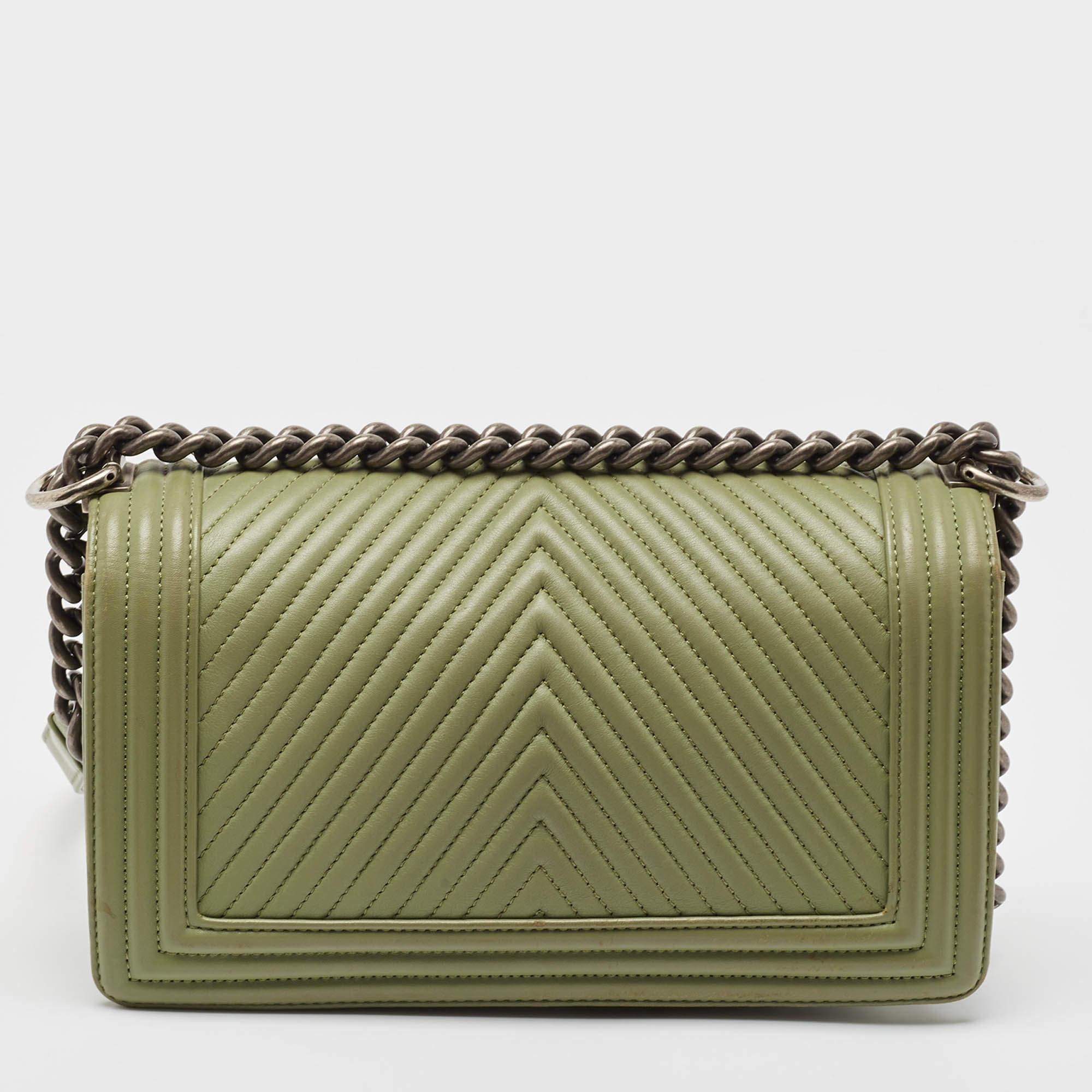 Chanel Green Chevron Leather Medium Boy Flap Bag In Good Condition In Dubai, Al Qouz 2