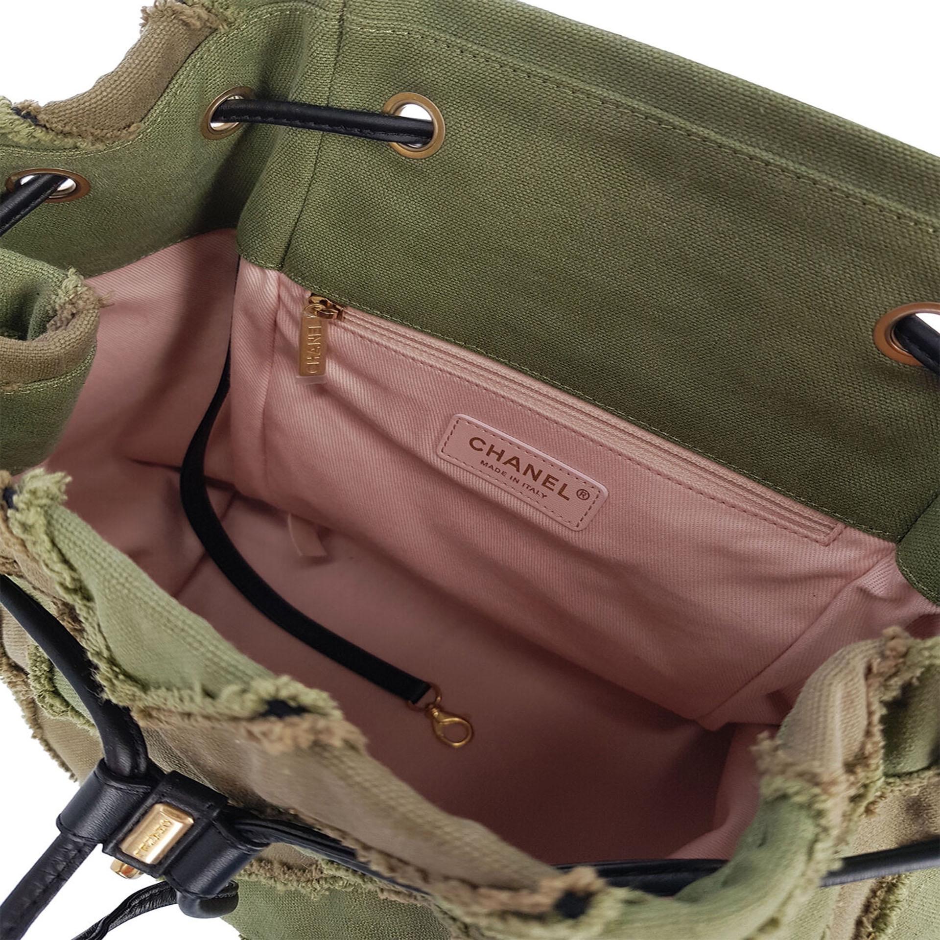 Chanel 2017 Cruise Coco Cuba Collection Green Chevron Pattern Backpack (sac à dos à motif chevron) en vente 1