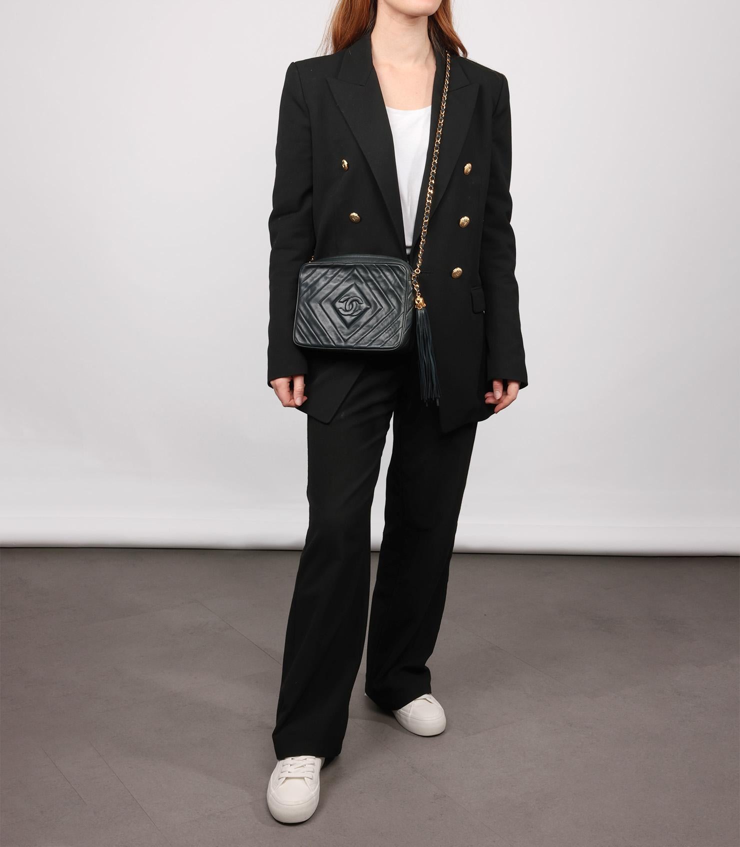 Chanel Green Chevron Quilted Lambskin Vintage Medium CC Camera Bag 

Product Details
Xupes Ref: HB5719
Brand: Chanel
Model: Medium Timeless Camera Bag
Type: Shoulder, Crossbody
Serial Number: 2468759
Age: 1992
Accompanied By: Chanel Dust Bag,