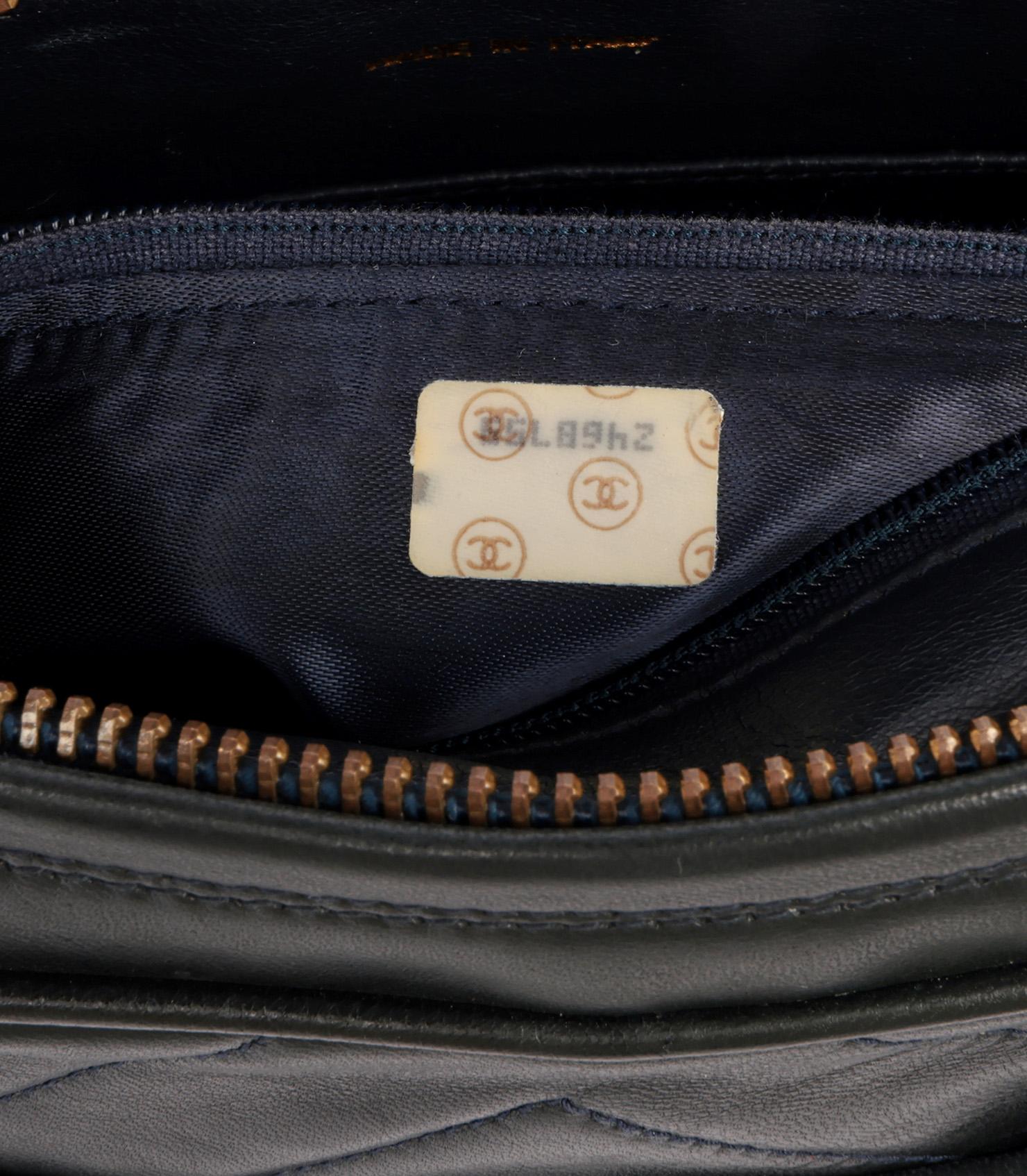 Chanel Green Chevron Quilted Lambskin Vintage Medium CC Camera Bag For Sale 4