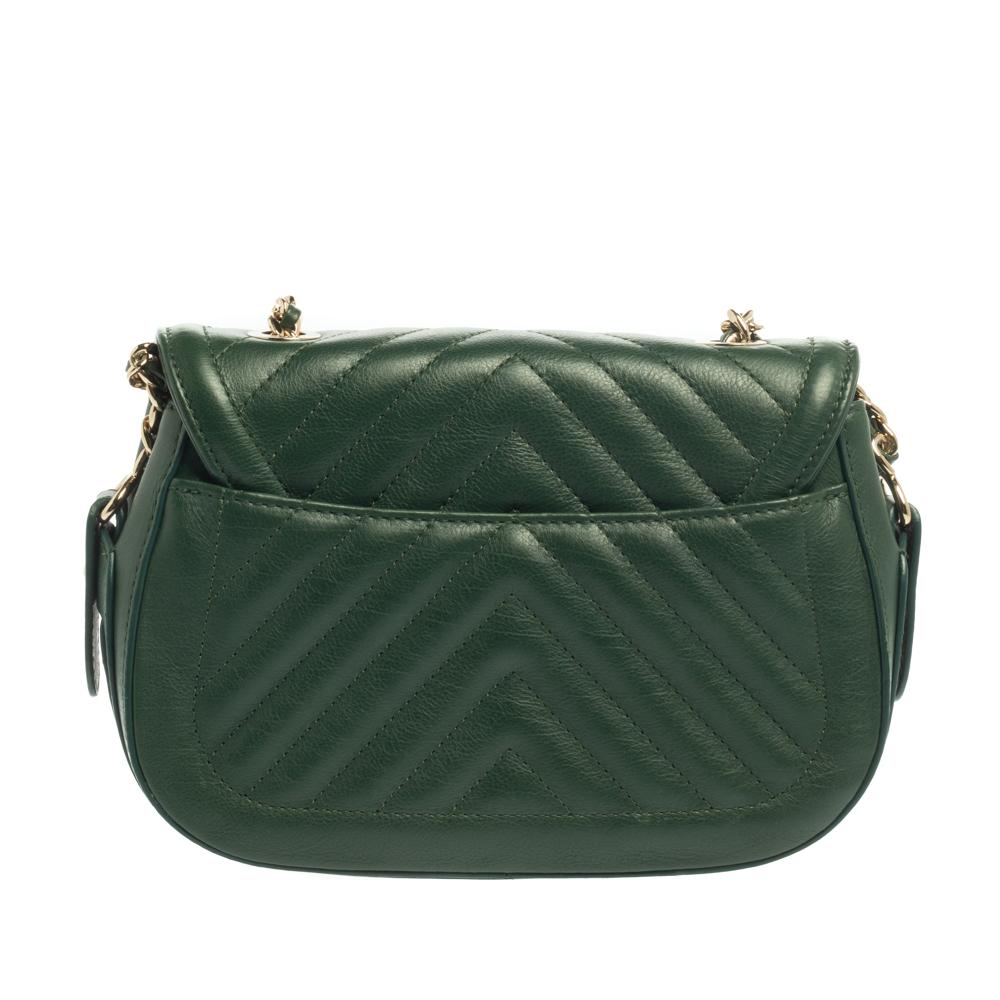 Schwingen Sie sich mit dieser Überschlagtasche von Chanel charmant durch jede Versammlung. Die Tasche aus Leder mit Chevron-Steppmuster hat eine grüne Außenseite und eine Frontklappe mit dem charakteristischen CC-Logo. Die Tasche lässt sich öffnen