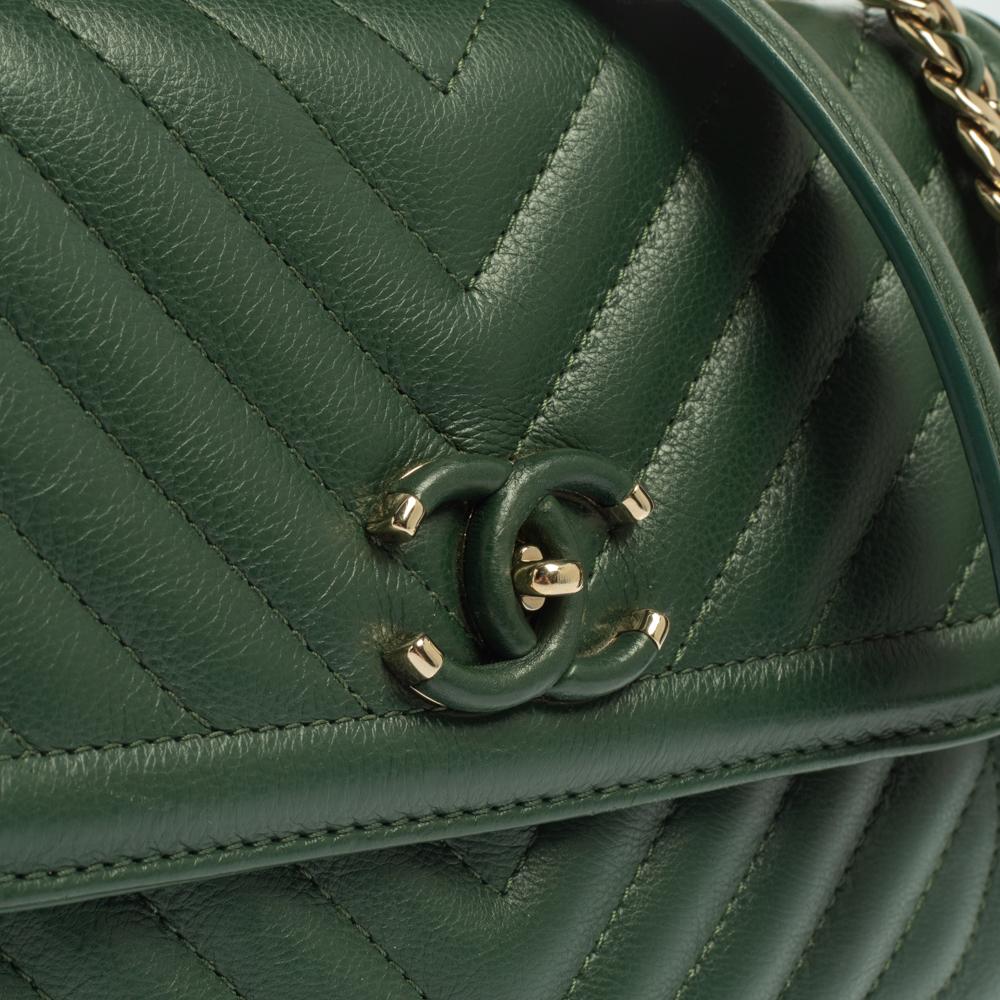 Chanel Grün Chevron gesteppt Leder abgedeckt CC Klappe Tasche im Zustand „Gut“ in Dubai, Al Qouz 2