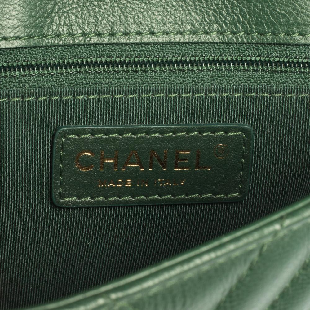 Chanel Grün Chevron gesteppt Leder abgedeckt CC Klappe Tasche Damen