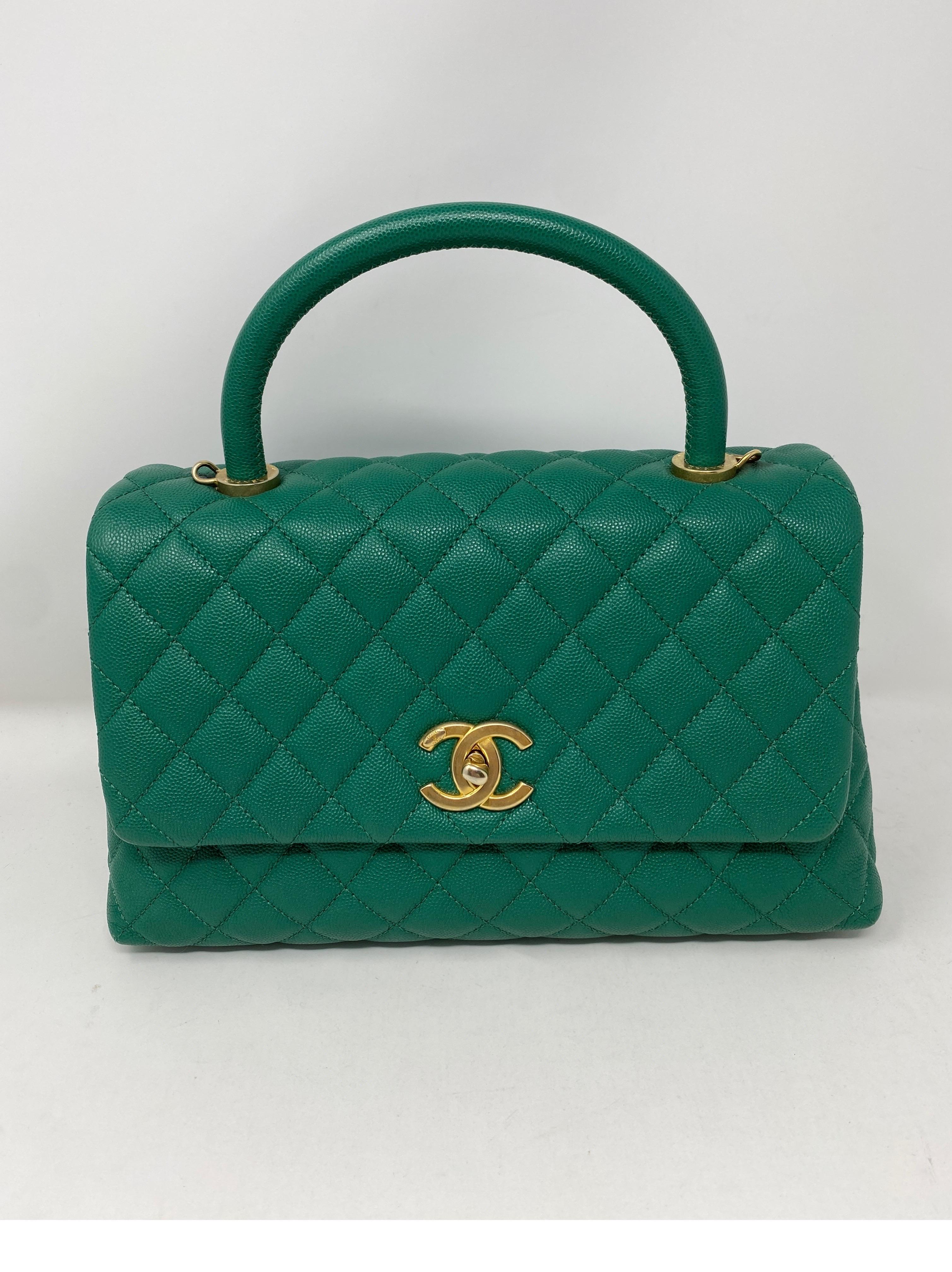 Chanel Green Coco Henkeltasche. Schöne grüne Chanel-Tasche. Seltene Farbe und Stil Tasche. Kaviarleder in limitierter grüner Farbe. 2-Wege-Tasche:: die leicht zu tragen ist. Zustand wie neu. Enthält eine Echtheitskarte:: eine Originalquittung und