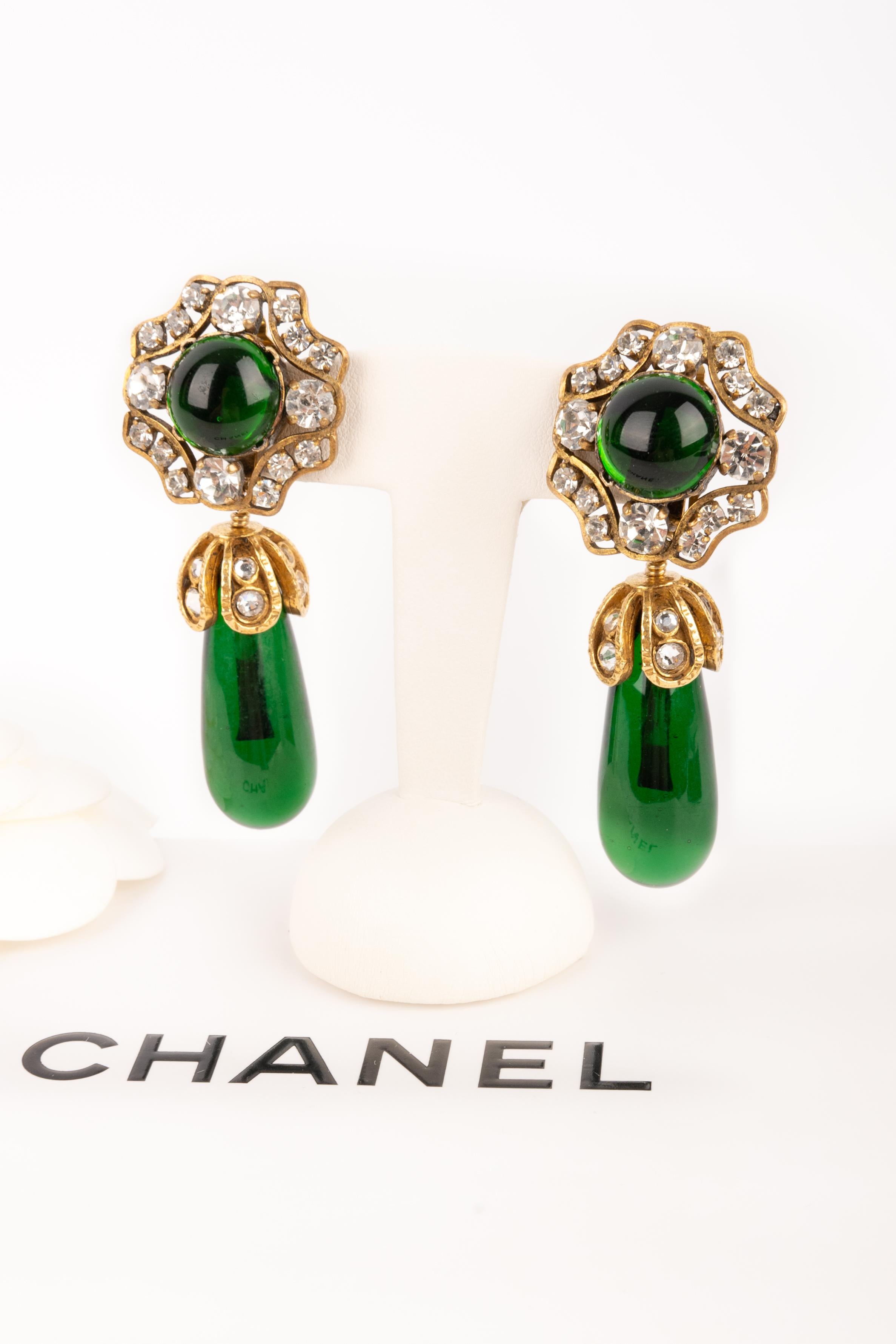CHANEL - (Made in France) Orecchini a clip in metallo dorato con pasta di vetro verde e strass Swarovski. Gioielli dei primi anni '80.

Condizioni:
Ottime condizioni

Dimensioni:
Lunghezza: 7 cm

SKU:BOB179