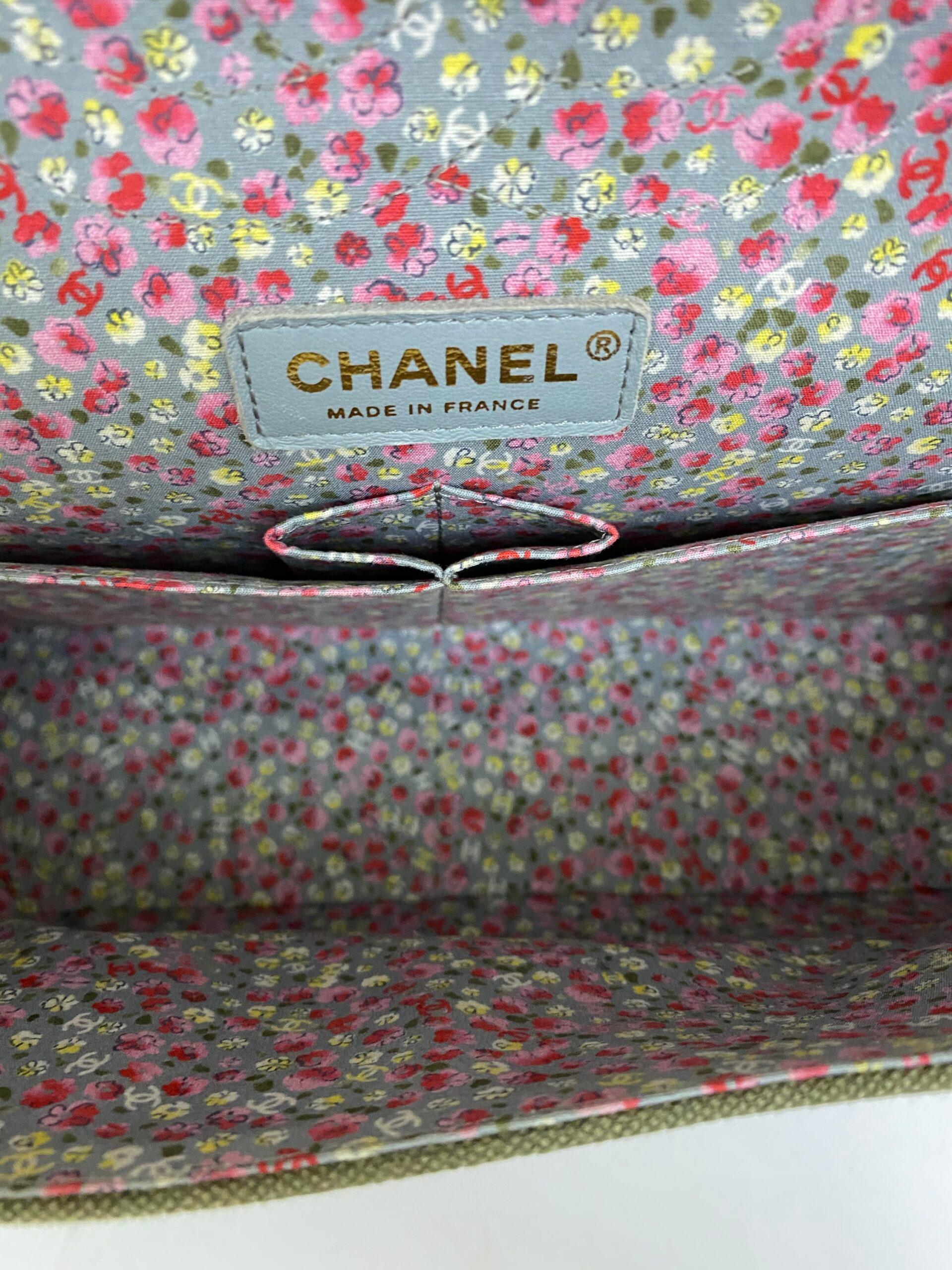 Signierte Chanel-Tasche:: Kuba-Modell in limitierter Auflage:: aus militärgrünem Stoff mit goldener Hardware. 
Ausgestattet mit einem Steckverschluss:: innen gefüttert mit geblümtem Stoff:: sehr geräumig. 
Ausgestattet mit einem verschiebbaren