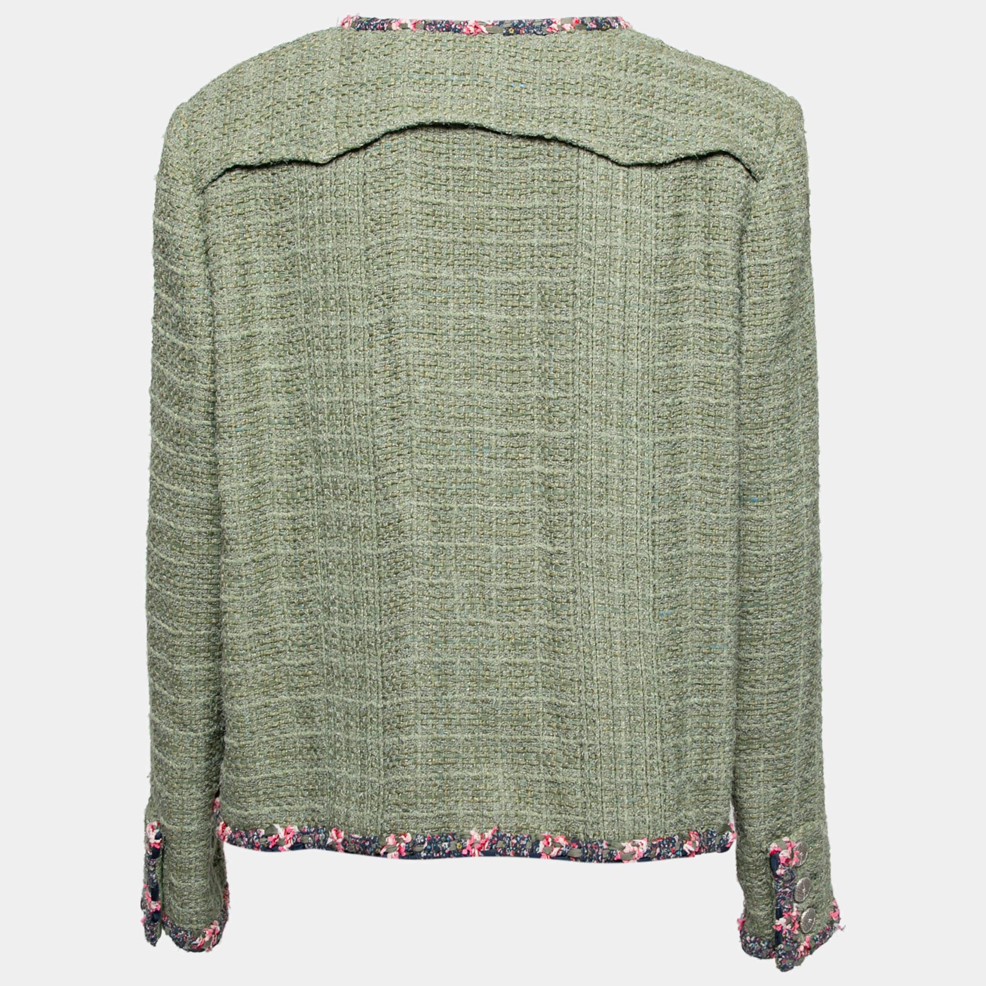Rehaussée d'ornements, cette veste Chanel apportera une dose supplémentaire de style à votre tenue. Affichant une silhouette élégante, elle est confectionnée en tweed vert et présente des manches longues, des fermetures à crochet et des poches.