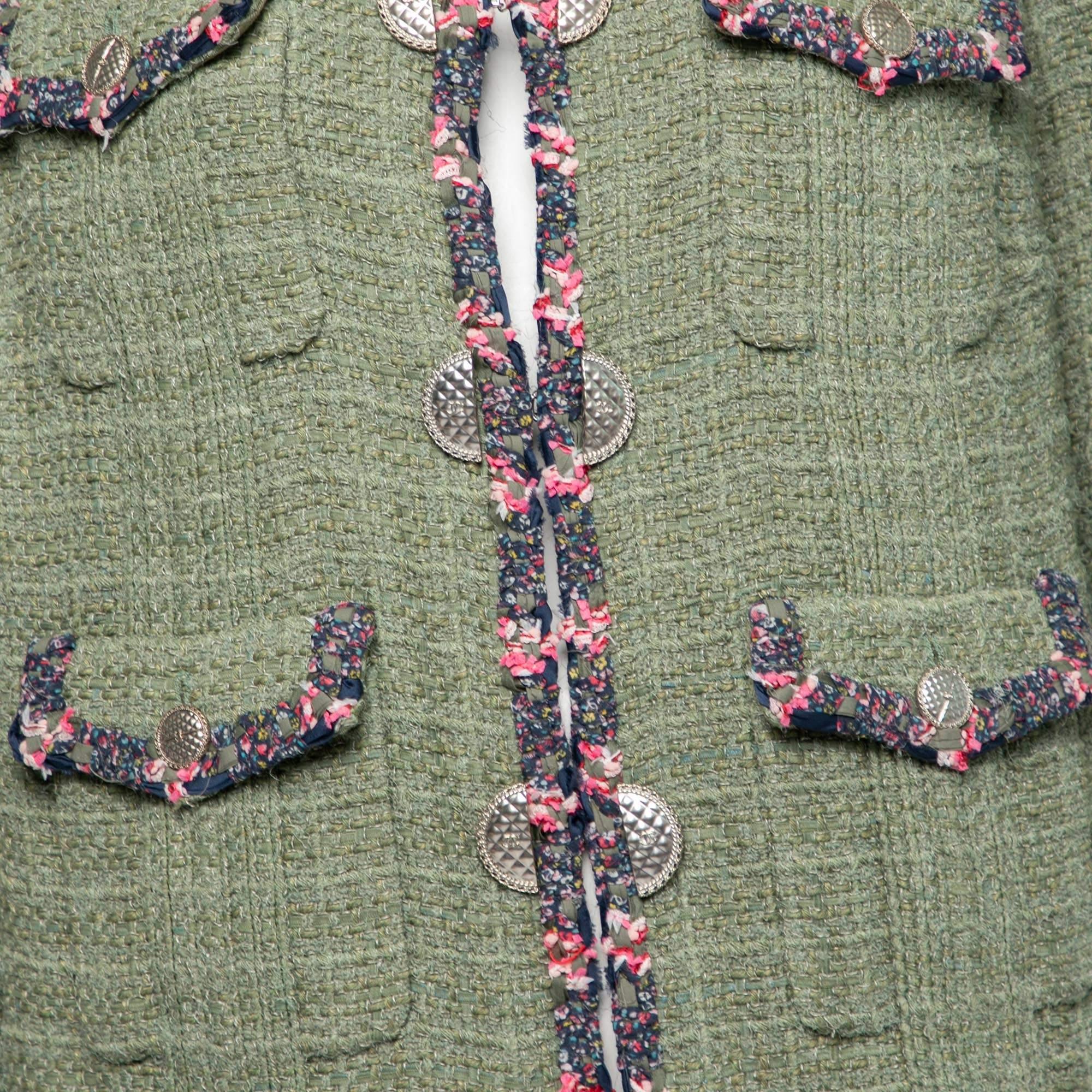 Gris Veste Chanel en tweed vert fantaisie à boutons sur le devant XXL en vente